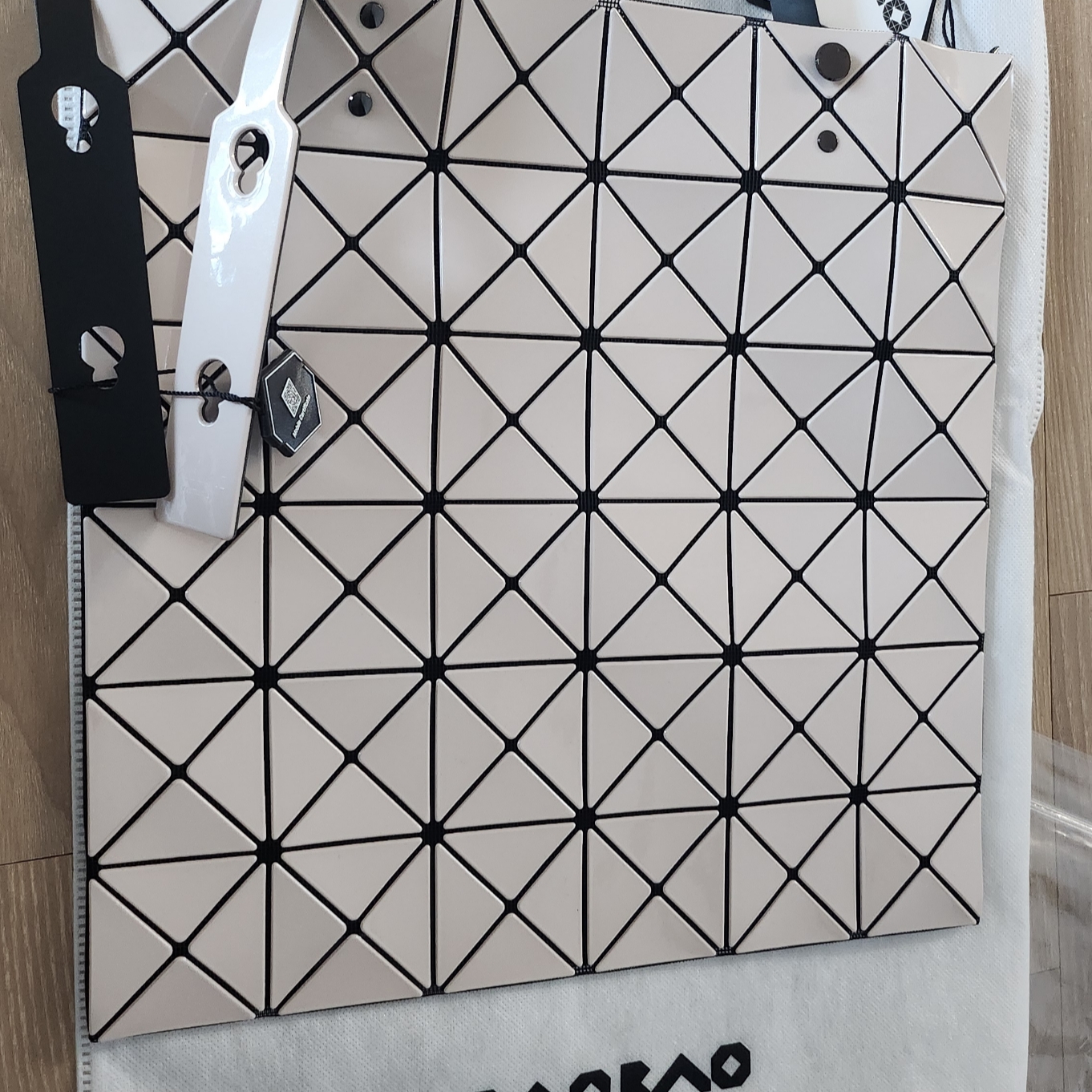 Bao Bao Issey Miyake Lucent Tote Bag Beige 착용 스타일 - 2