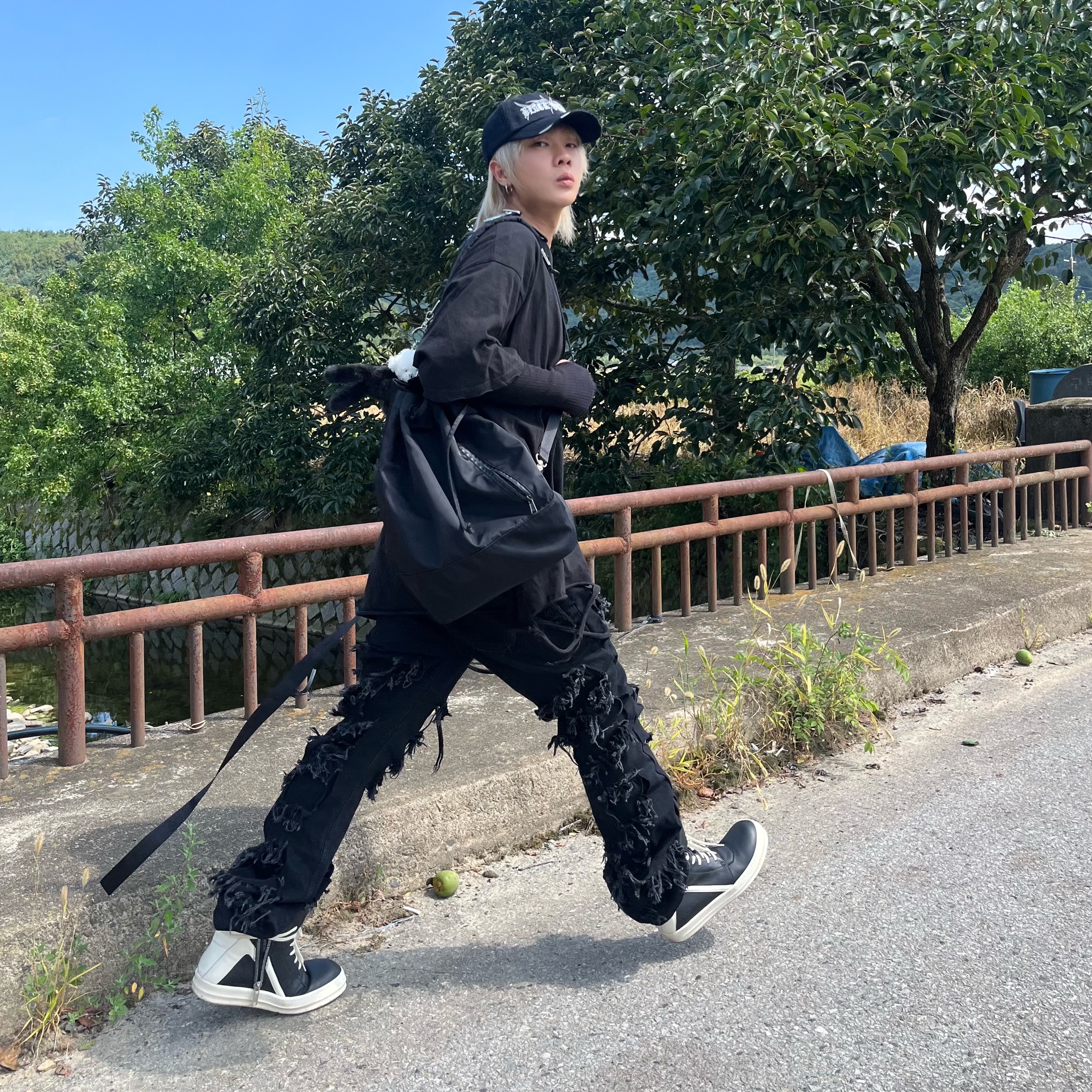 Rick Owens Geobasket Full Grain Calf Leather Strobe Sneakers Black Milk White 착용 스타일 - 5