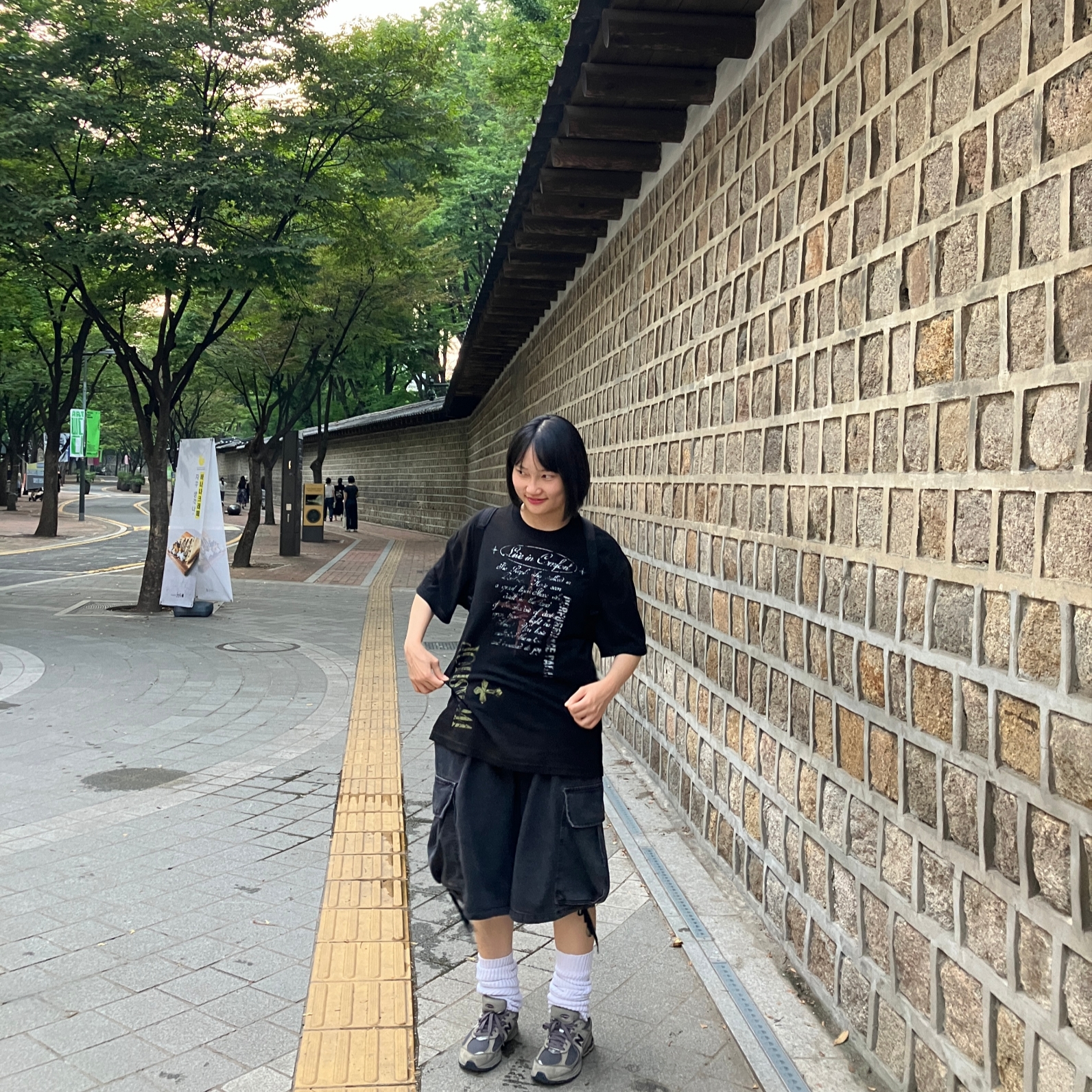 Mischief 2Way Mesh Sling Bag Black, New Balance 2002R Dark Grey 착용 스타일 - 2