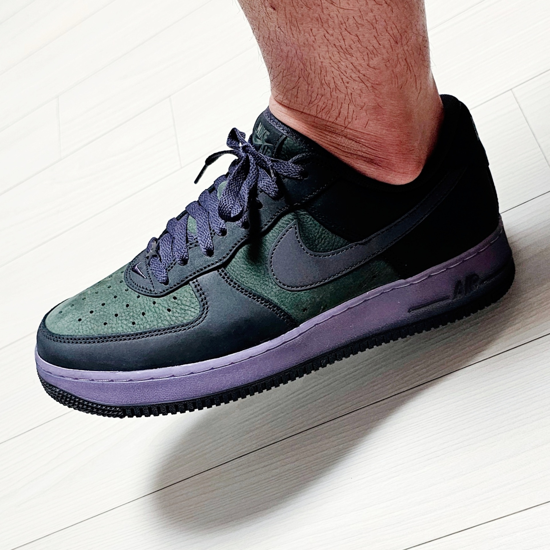 Nike Air Force 1 Retro Seoul Black and Sequoia 착용 스타일