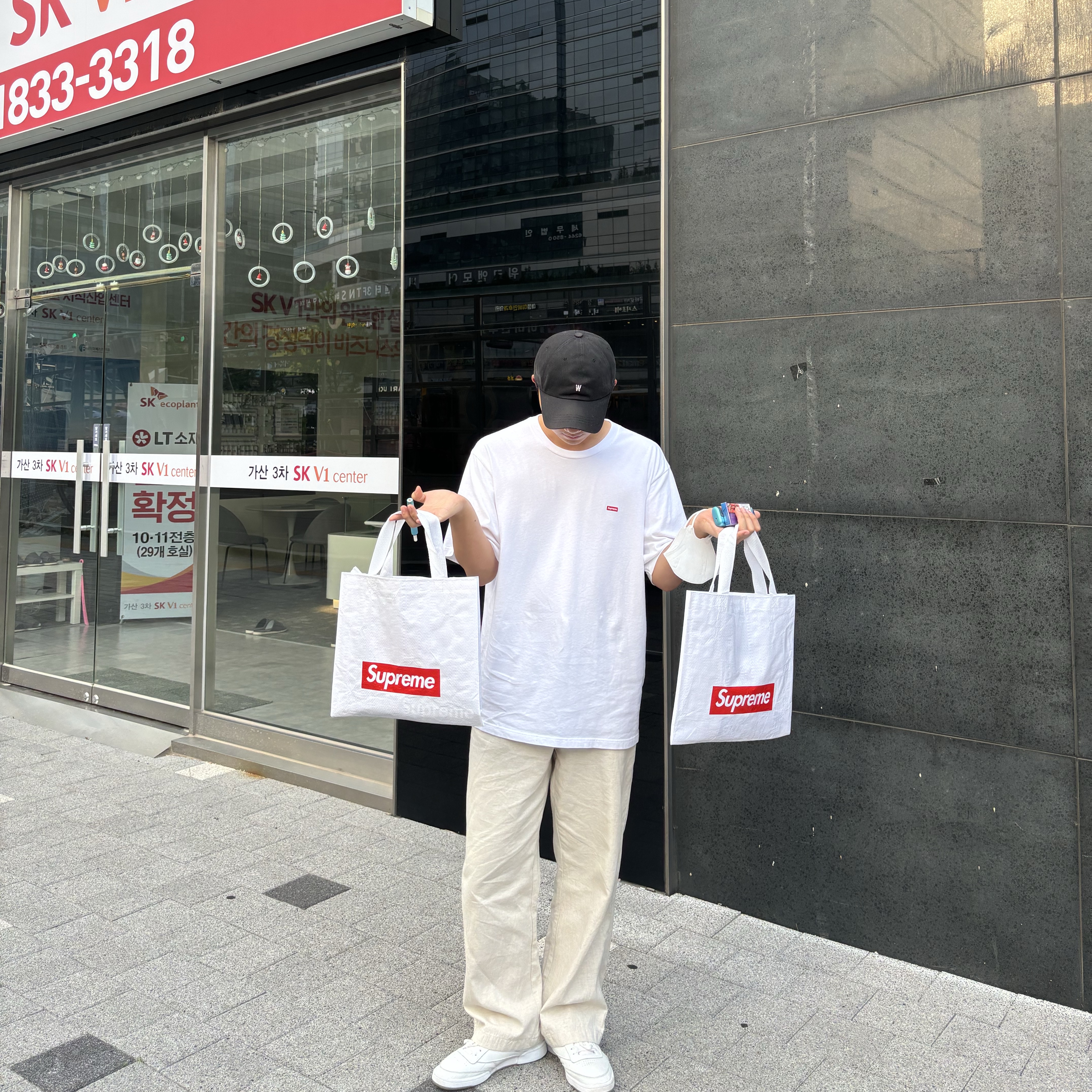 Supreme Small Box T-Shirt White - 24SS, Reebok x JJJJound Club C 85 Suede White Chalk 착용 스타일 - 1