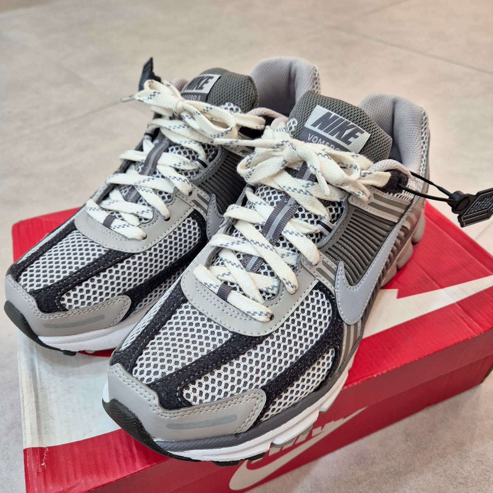 Nike Zoom Vomero 5 PRM Light Iron Ore and Flat Fewter 착용 스타일 - 5