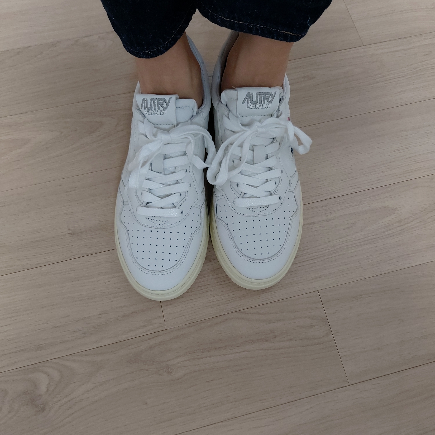 (W) Autry Medalist Low Goatskin Sneakers White 착용 스타일