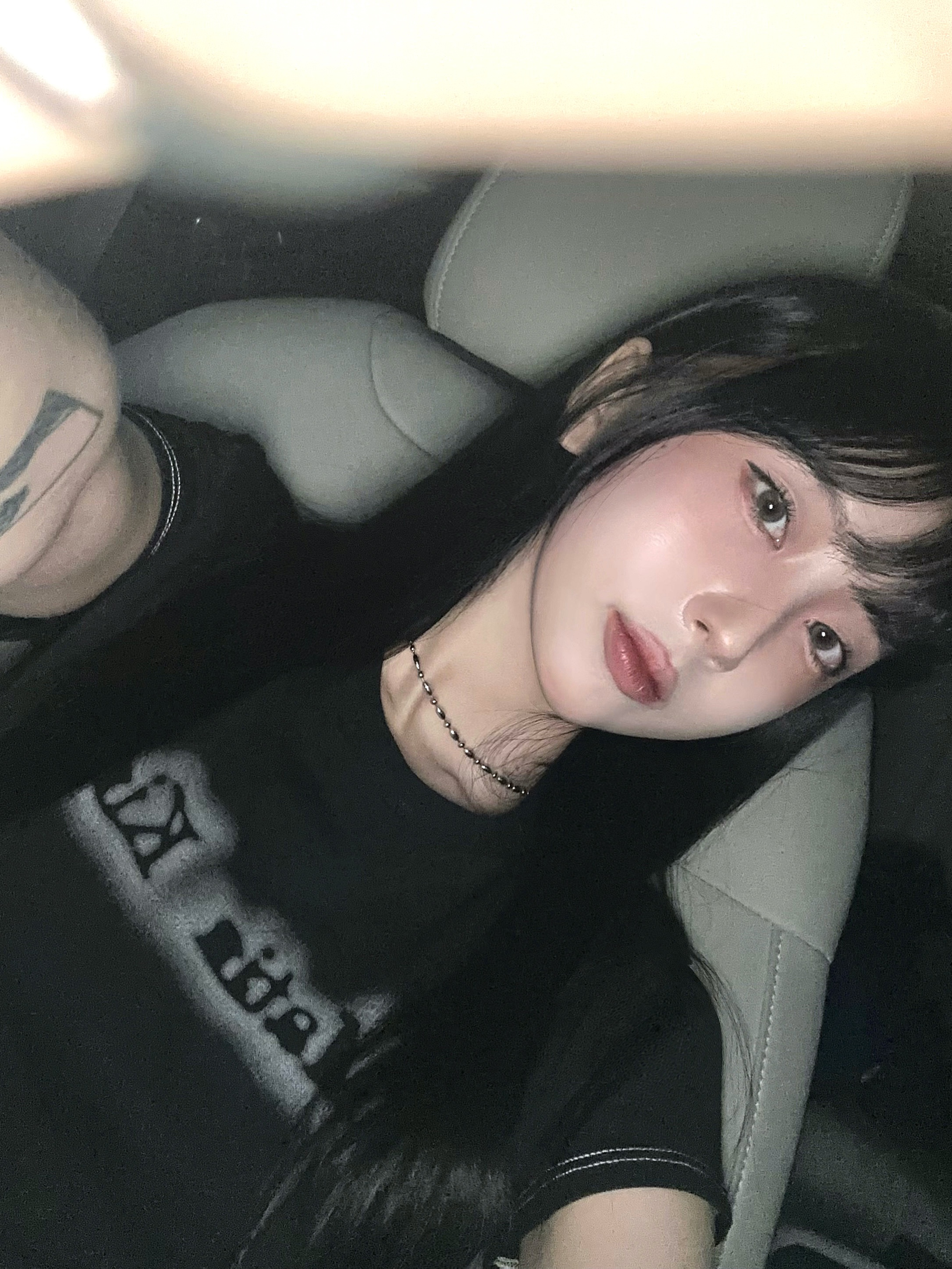 (W) Matin Kim Matin Shade Logo Crop Top Black 착용 스타일