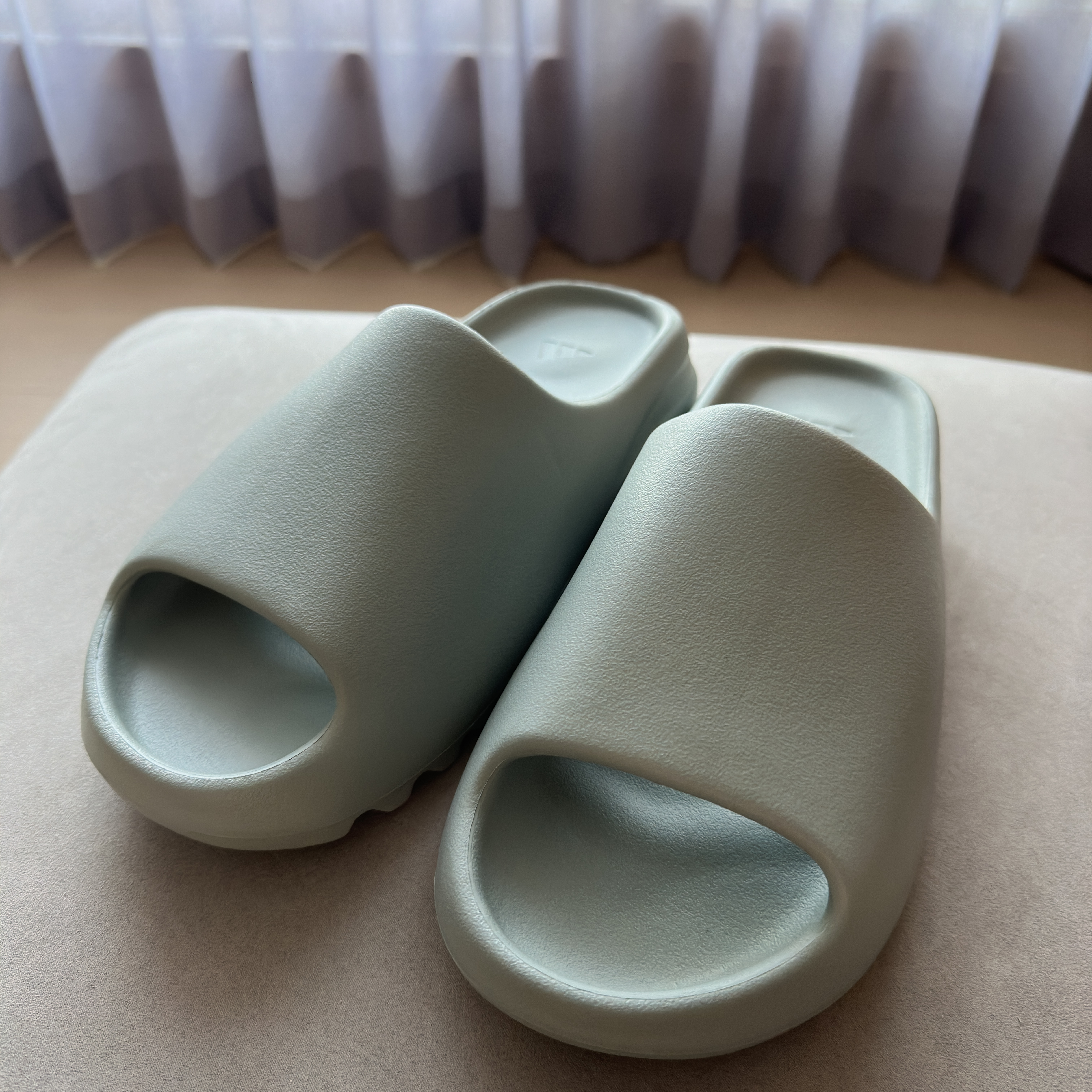 Adidas Yeezy Slide Salt 착용 스타일