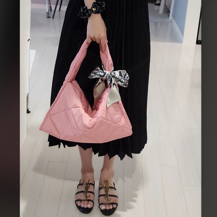 (W) Dior Oblique Mitzah Scarf Silk Twill Navy Blue, (W) Celine Scrunchy Rayure Bracelet in Brass with Gold Finish and Black Silk Gold Black 착용 스타일