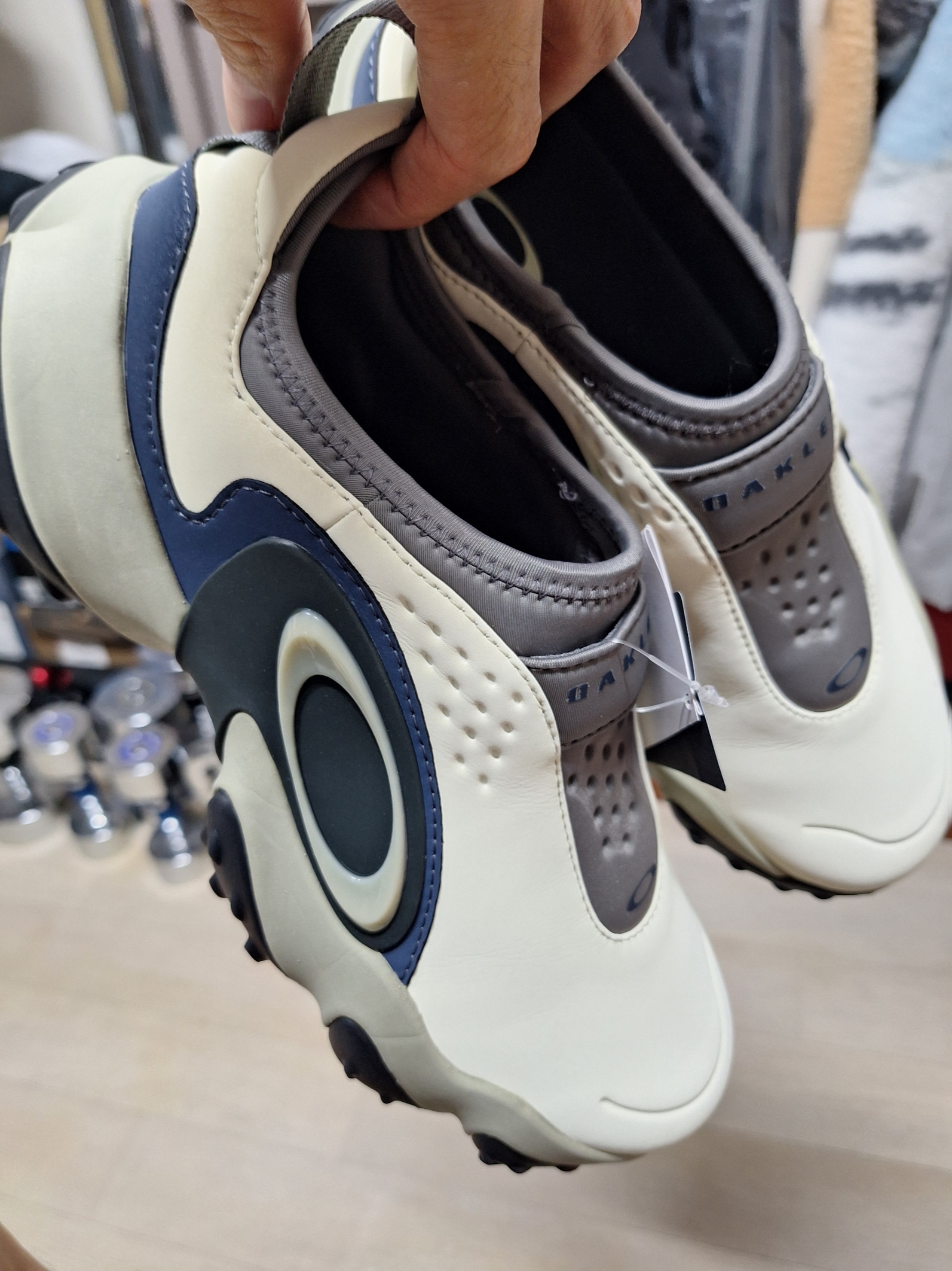 Oakley Edge Icon Cream Navy 착용 스타일