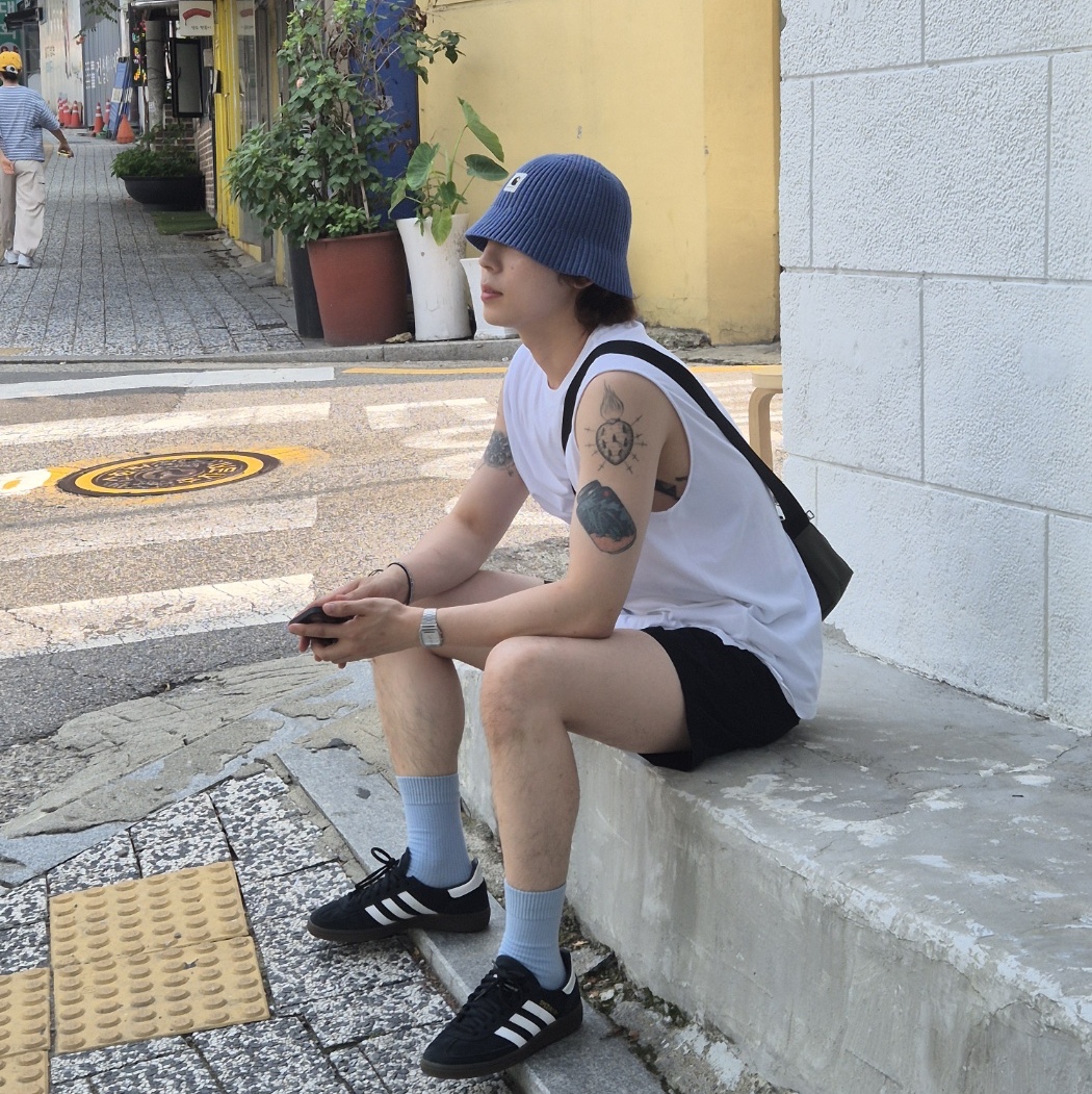 Adidas Spezial Handball Core Black, Carhartt WIP Otley Shoulder Bag Black 착용 스타일 - 1