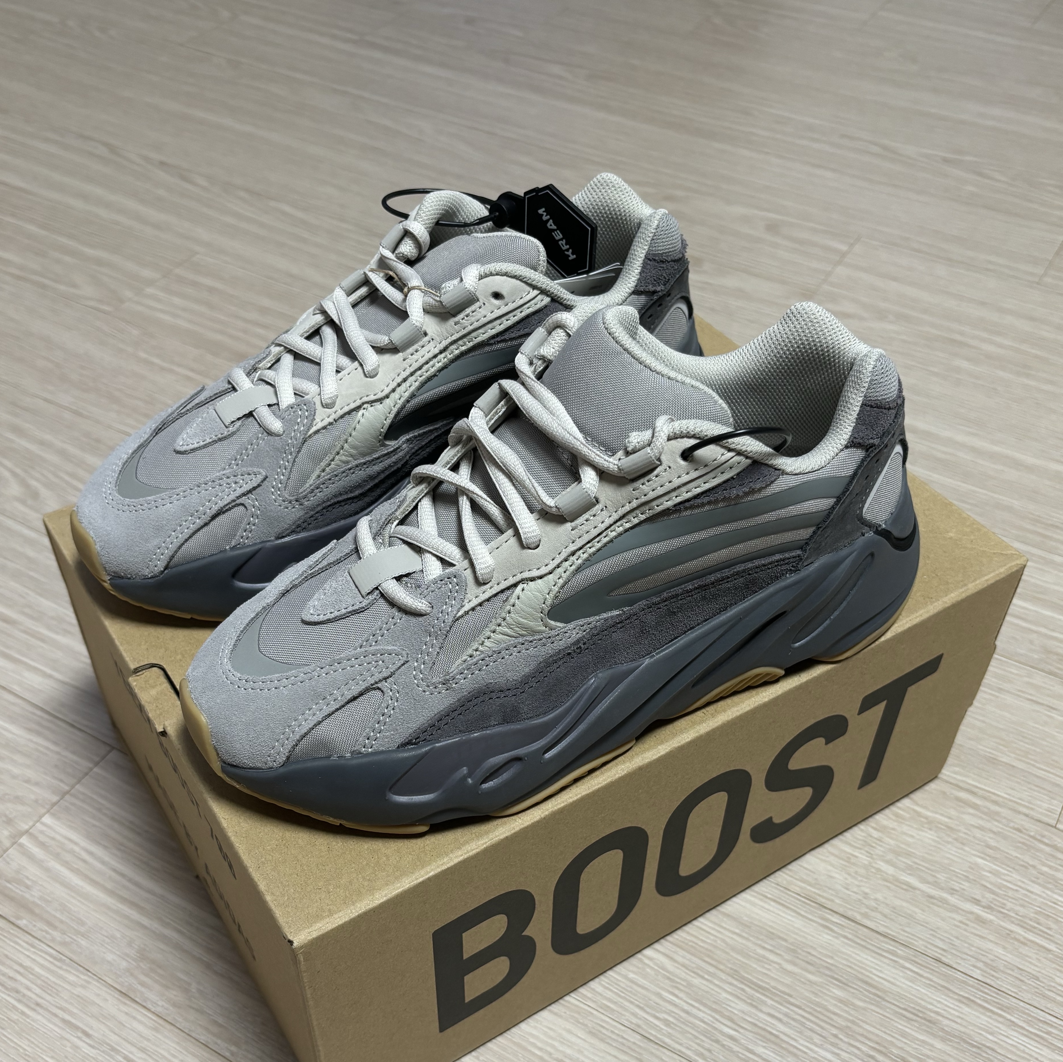 Adidas Yeezy Boost 700 V2 Tephra 2023 착용 스타일 - 1