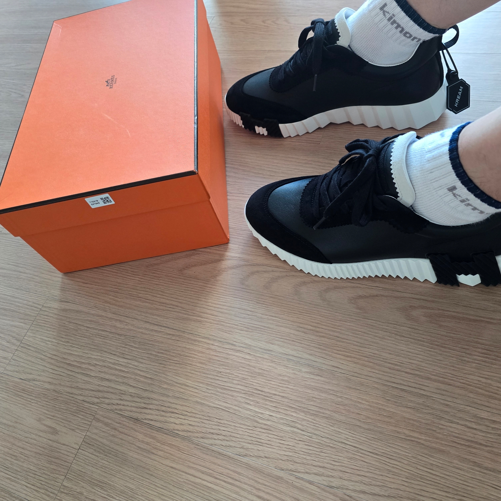 Hermes Bouncing Sneakers Calfskin Suede Goatskin & Noir 착용 스타일 - 2