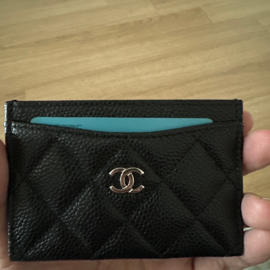 Chanel Classic Card Holder Grained Calfskin & Silver Black 착용 스타일 - 1