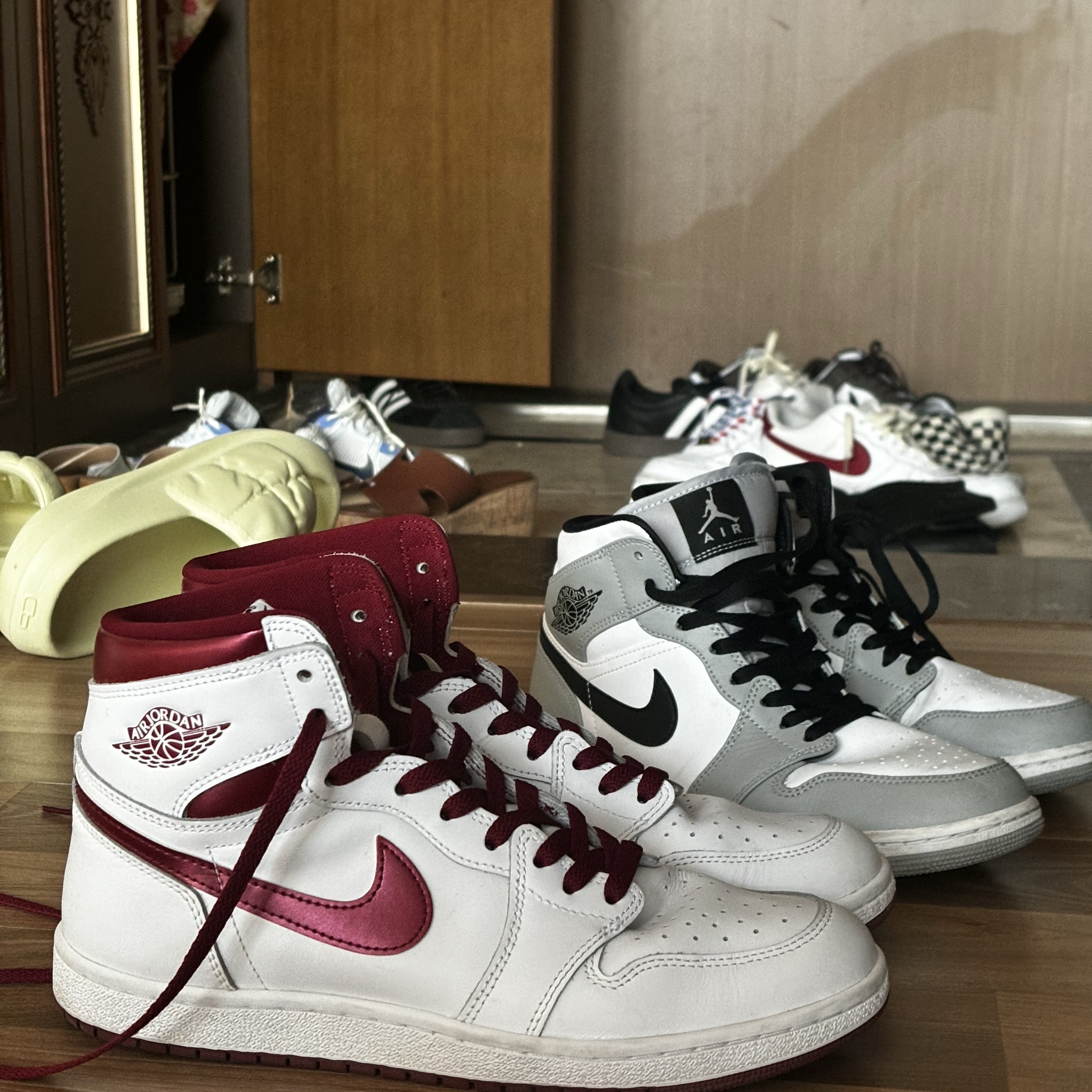 Jordan 1 High 85 Metallic Burgundy, Jordan 1 Mid Light Smoke Grey 착용 스타일 - 2