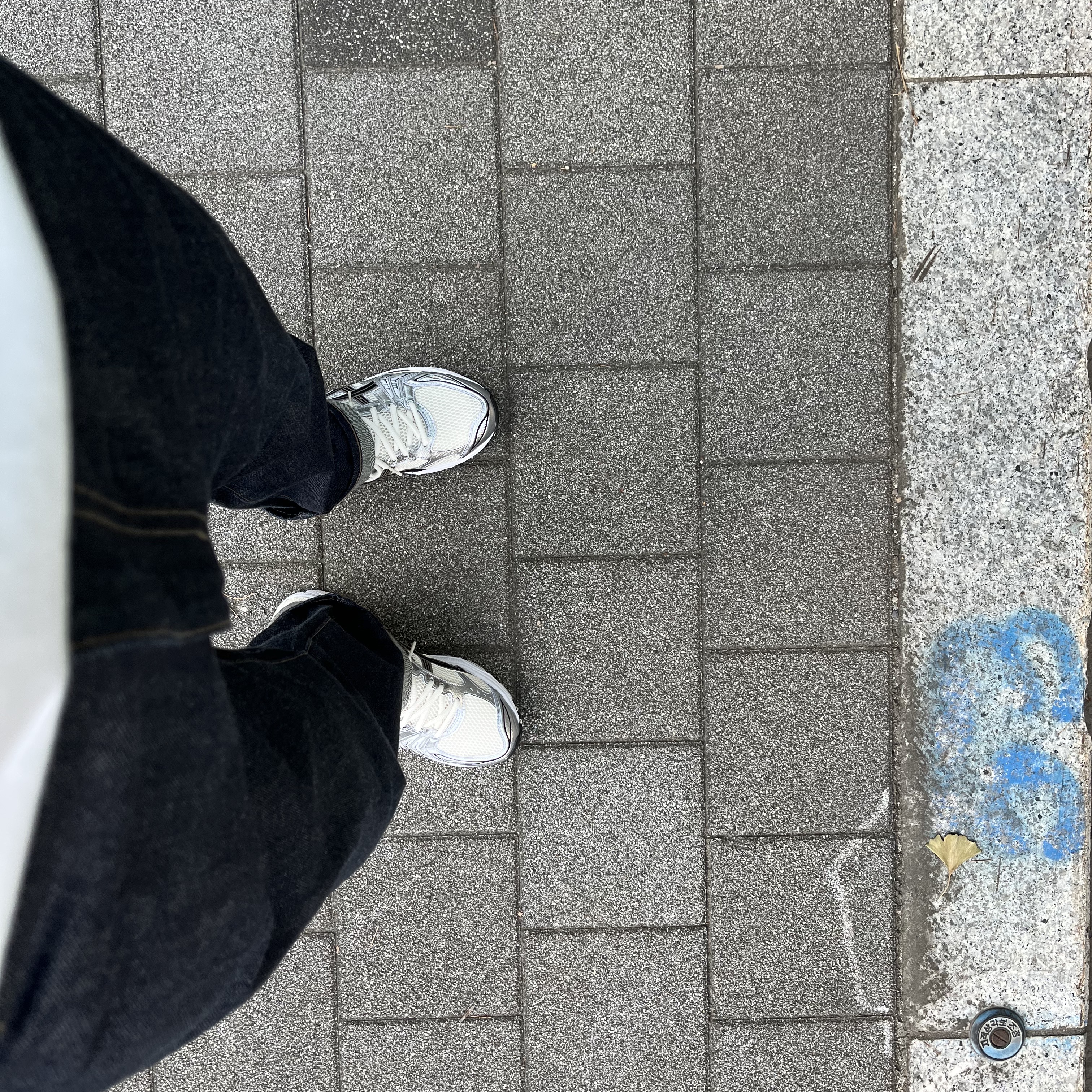 Asics Gel-Kayano 14 Cream Black 착용 스타일