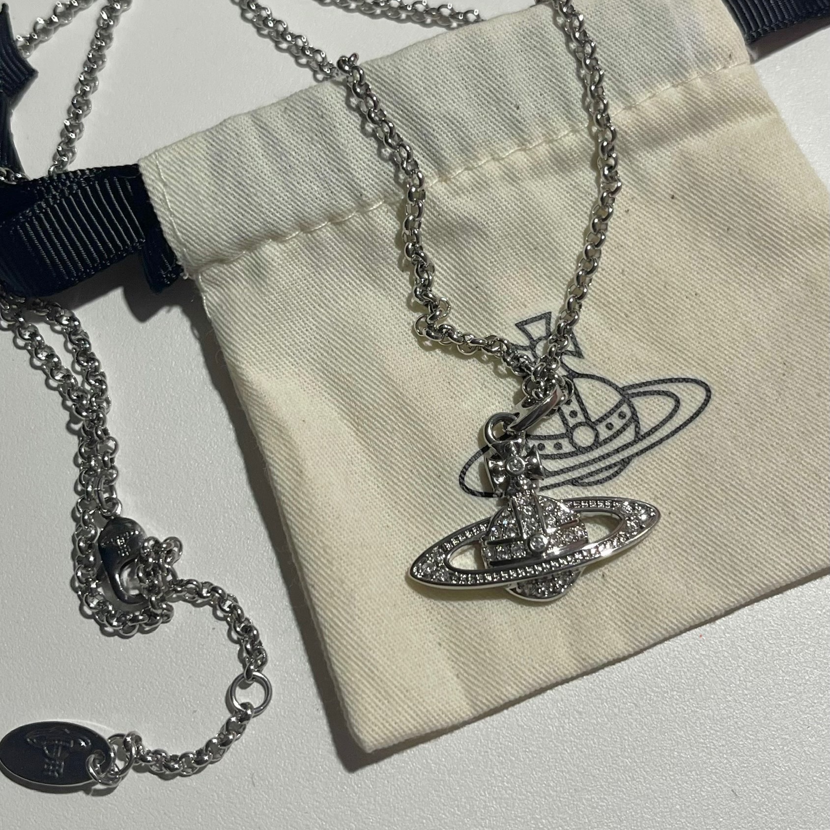 Vivienne Westwood Mini Bas Relief Pendant Silver Jonquil 착용 스타일 - 3