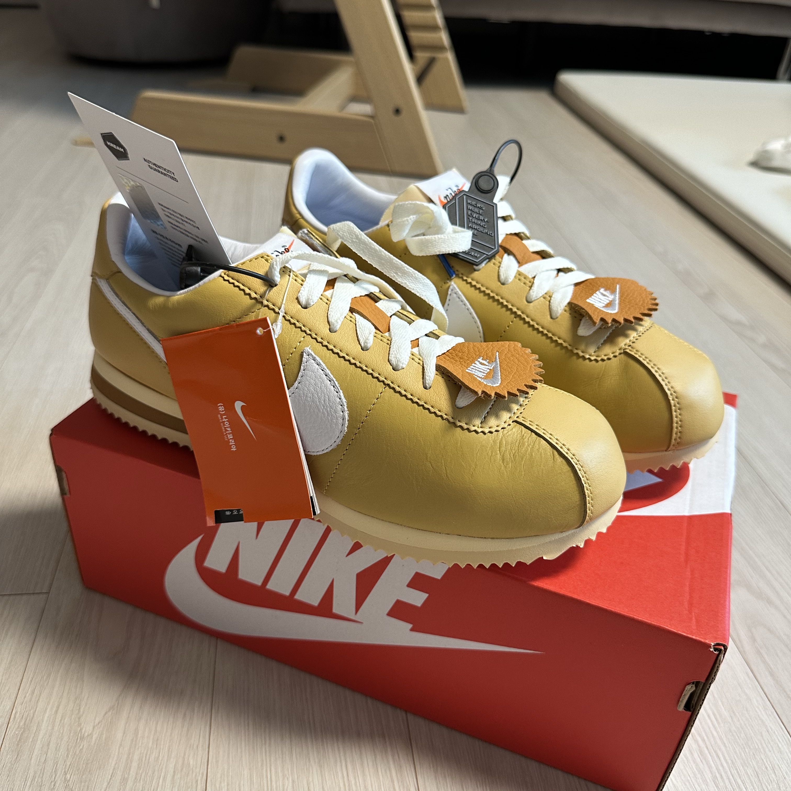 Nike Cortez 23 SE Wheat Gold 착용 스타일 - 2