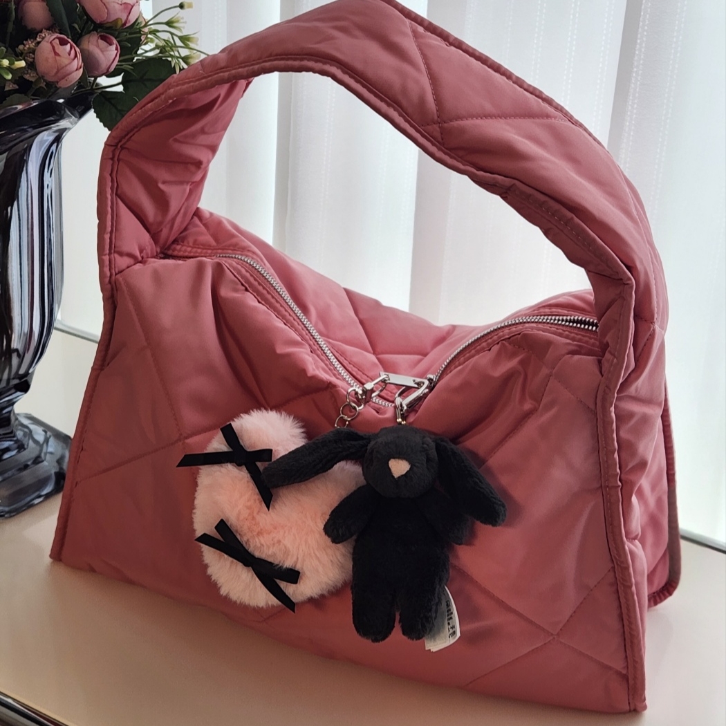 COS Diamond Quilted Shoulder Bag Mist Powder, Jellycat Bashful Bunny Bag Charm Ink 착용 스타일 - 1