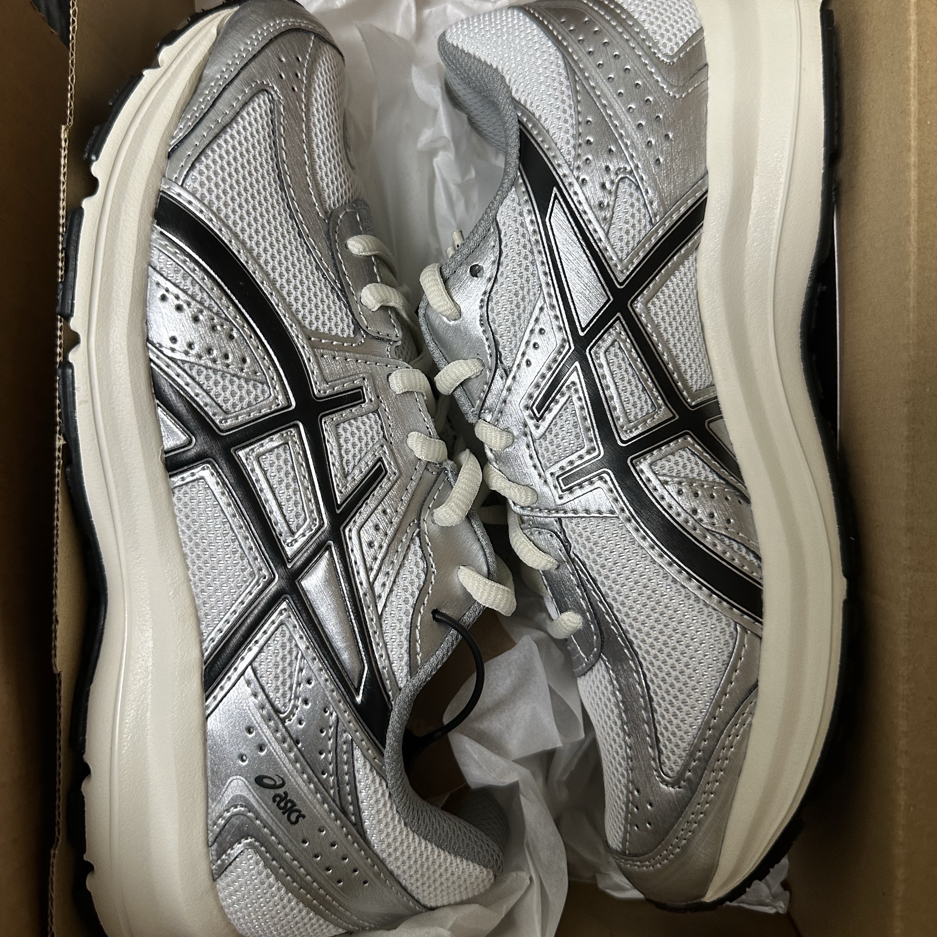 Asics Jog 100 S White Black - 2E Wide 착용 스타일 - 1