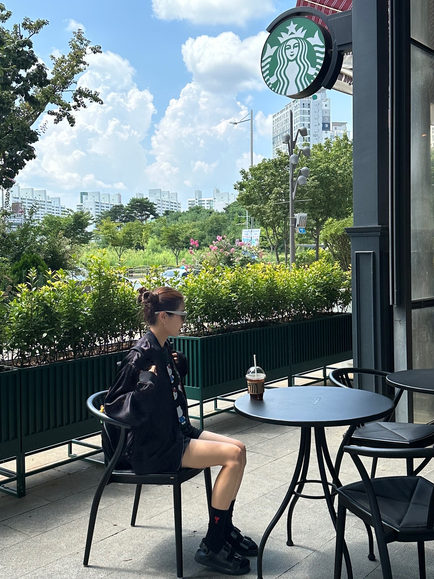 Gentle Monster x Maison Margiela MM110 Gray Black, CDG '84-85 Staff Blouson Black 착용 스타일 - 1