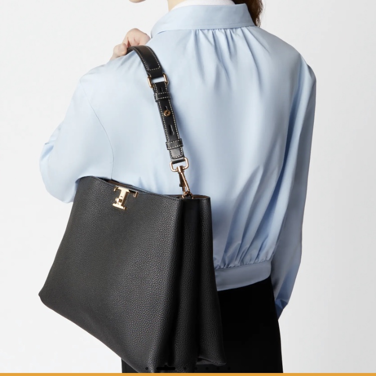 Tod's T Timeless Shoulder Bag Medium Black 착용 스타일 - 1