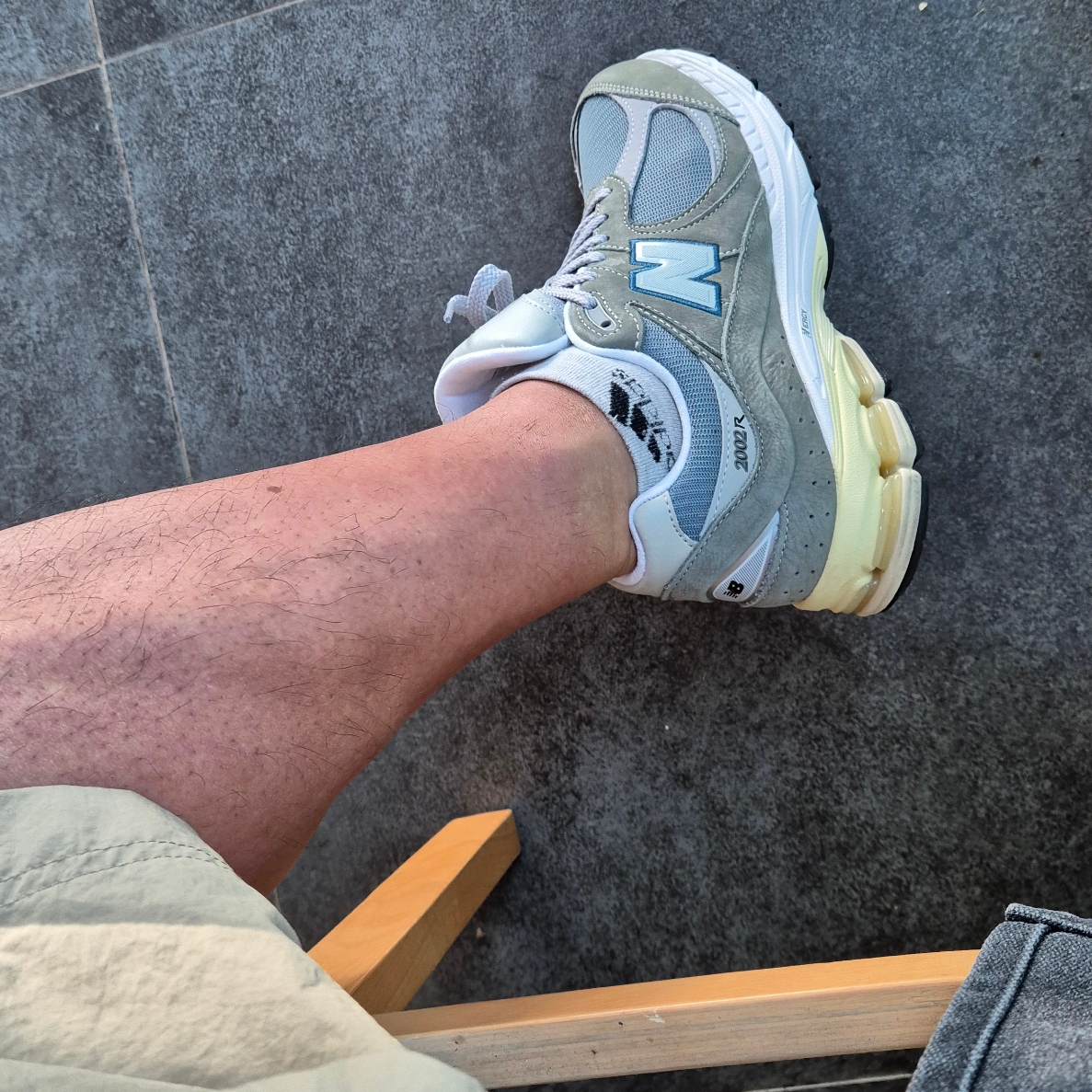 New Balance 2002R Cool Grey 착용 스타일