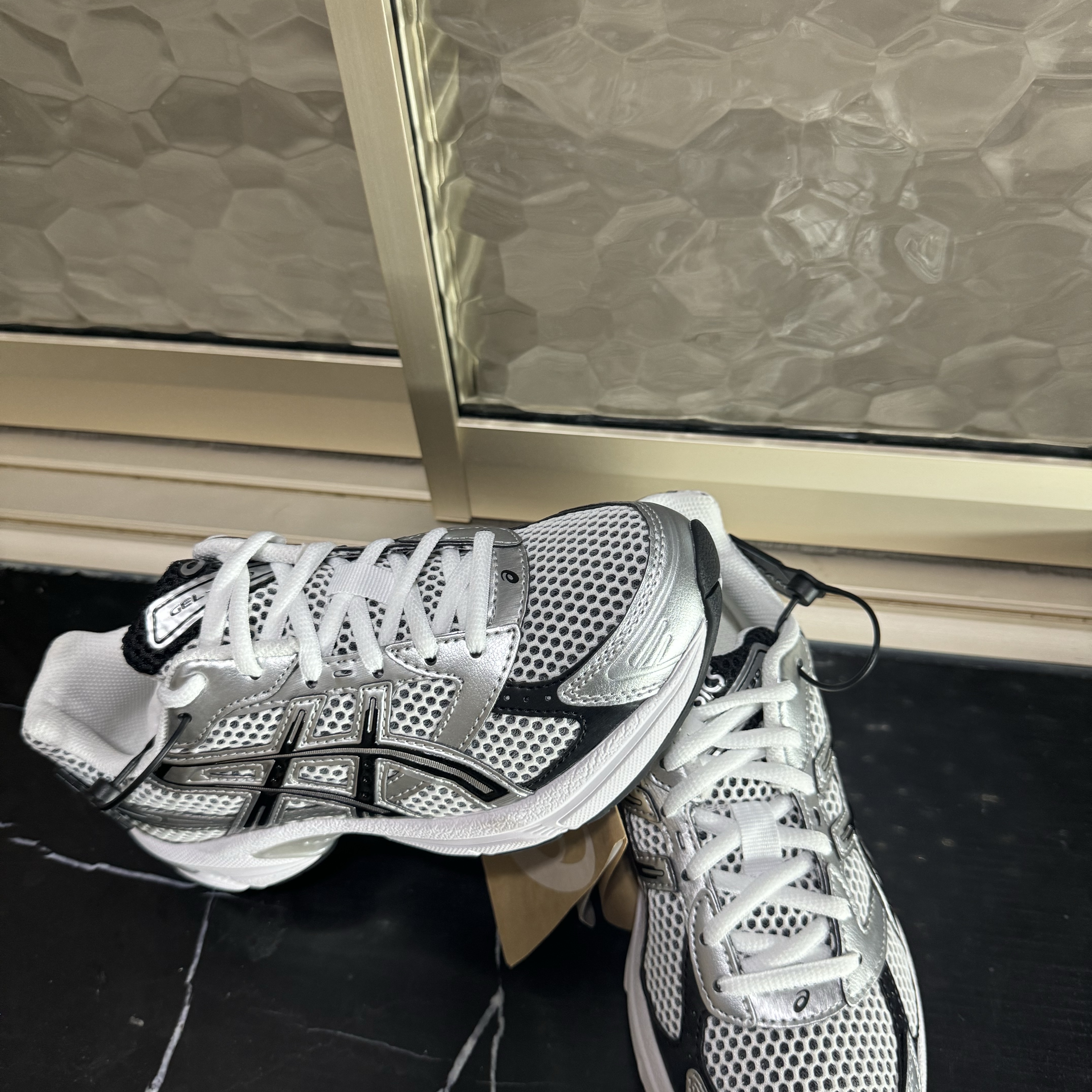 Asics Gel-1130 White Black 착용 스타일 - 1