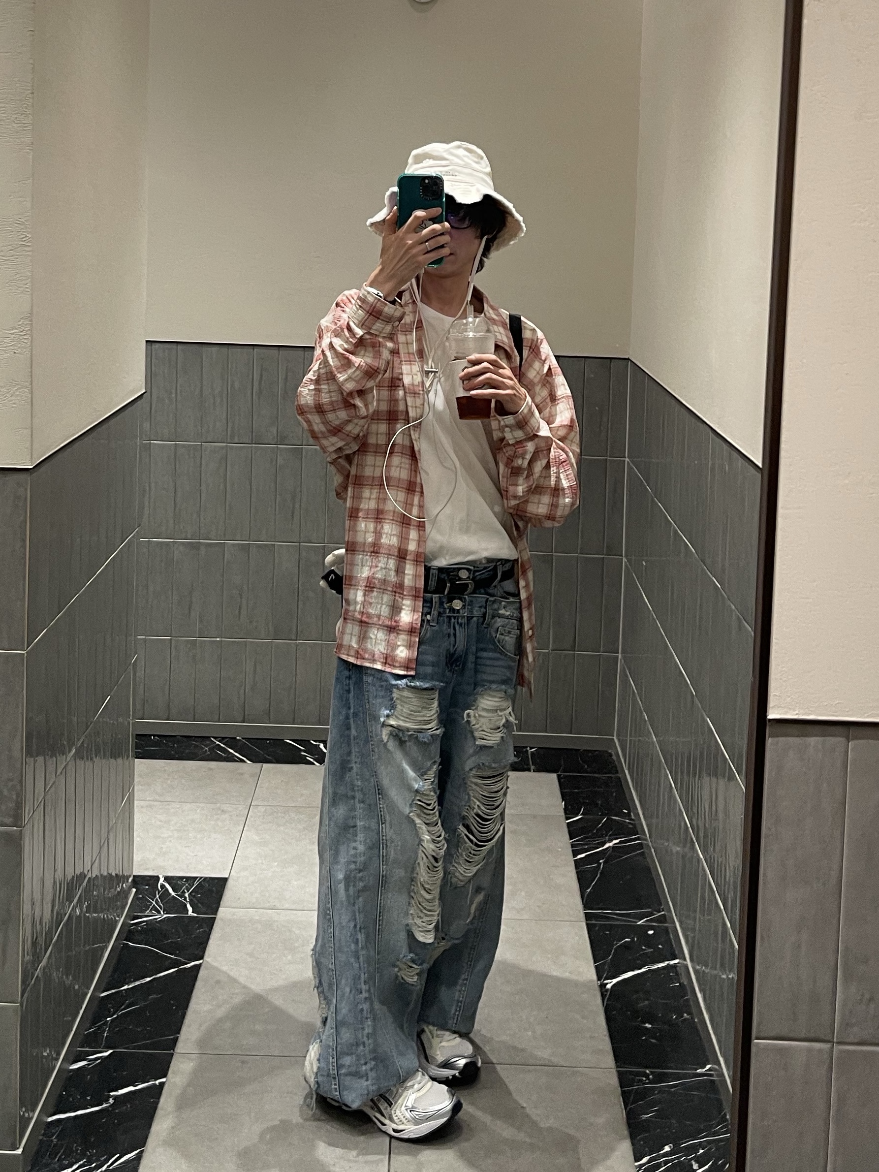 Uniqlo UT x Kaws Short Sleeve Graphic T-Shirt White, Apple Watch SE 40mm GPS Silver Aluminum Case with Sport Band Abyss Blue (Korean Ver.) 착용 스타일 - 3