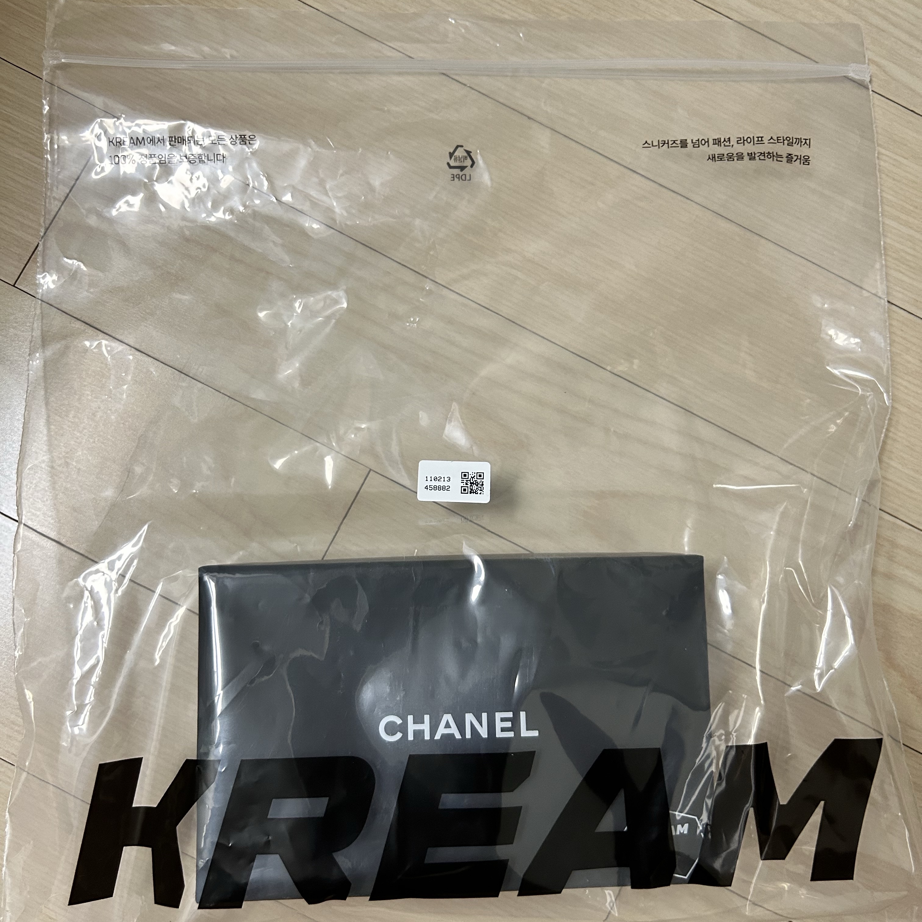 Chanel Classic Card Holder Grained Calfskin & Silver Black 착용 스타일 - 1