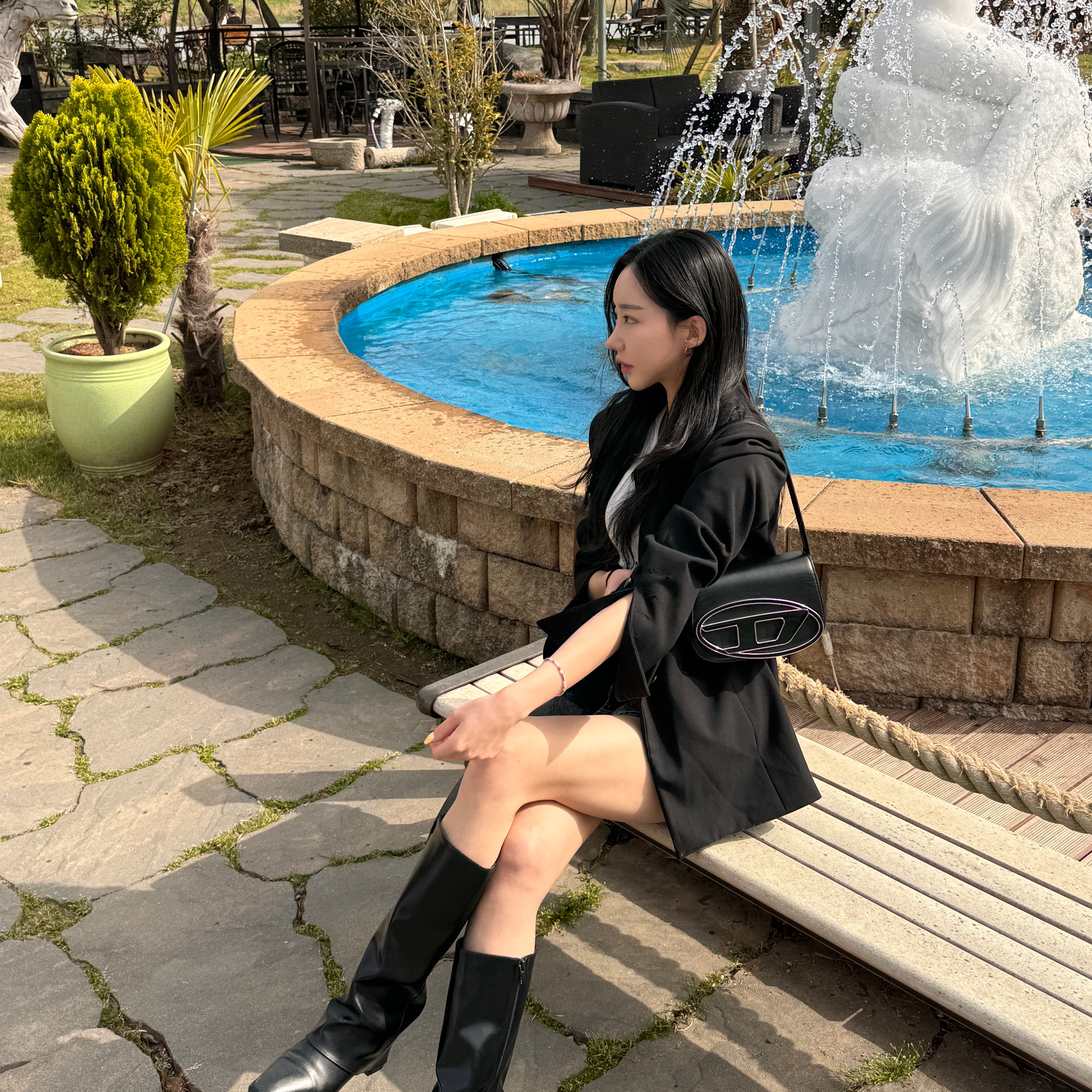 Diesel 1DR Shoulder Bag in Nappa Leather Black 착용 스타일 - 2