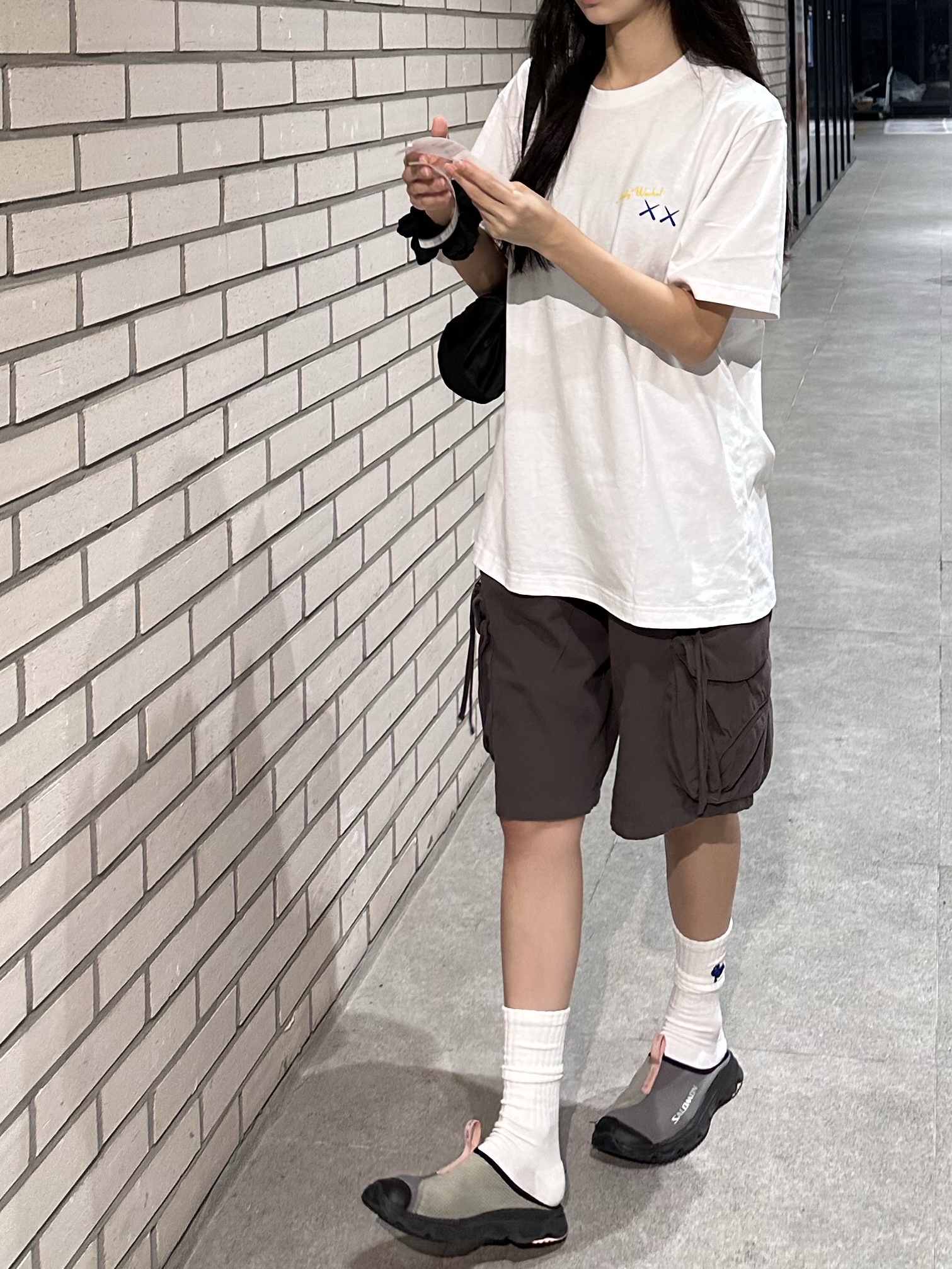 Uniqlo UT x Kaws x Warhol S/S Graphic T-Shirt A White, Porter Tanker Duffle Bag L Black 착용 스타일 - 3