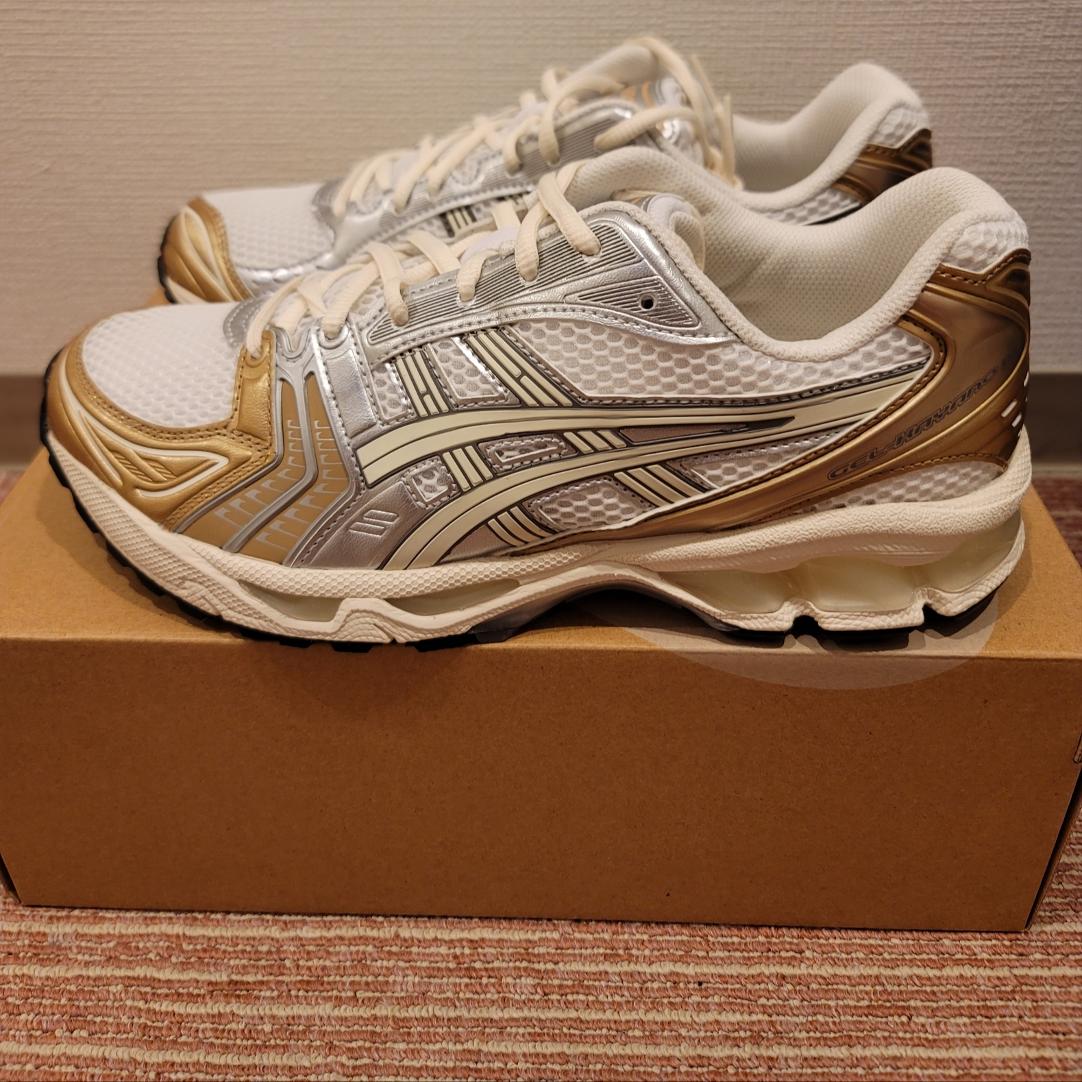 Asics Gel-Kayano 14 White Cream 착용 스타일