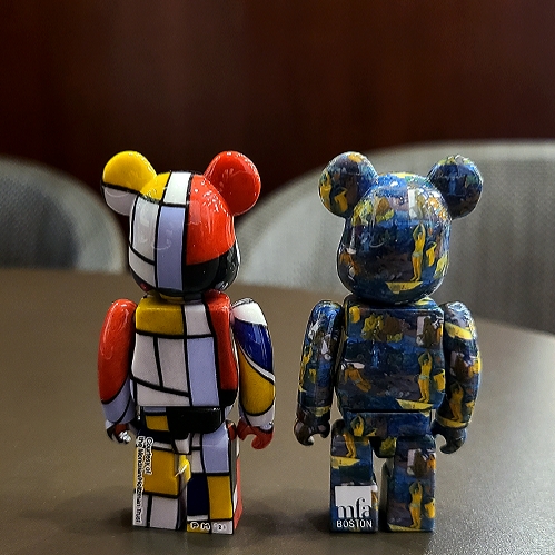 Bearbrick Piet Mondrian 100％ & 400％ Set, Bearbrick Paul Gauguin Where Do We Come From? What Are We? Where Are We Going? 100％ & 400％ Set 착용 스타일 - 2