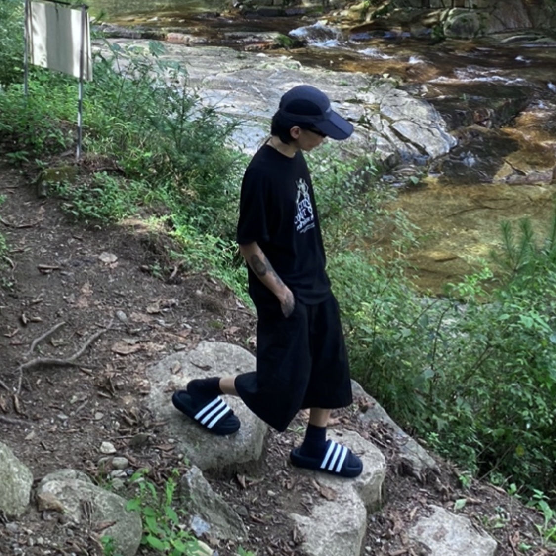 Adidas Adilette 24 Core Black Cloud White 착용 스타일