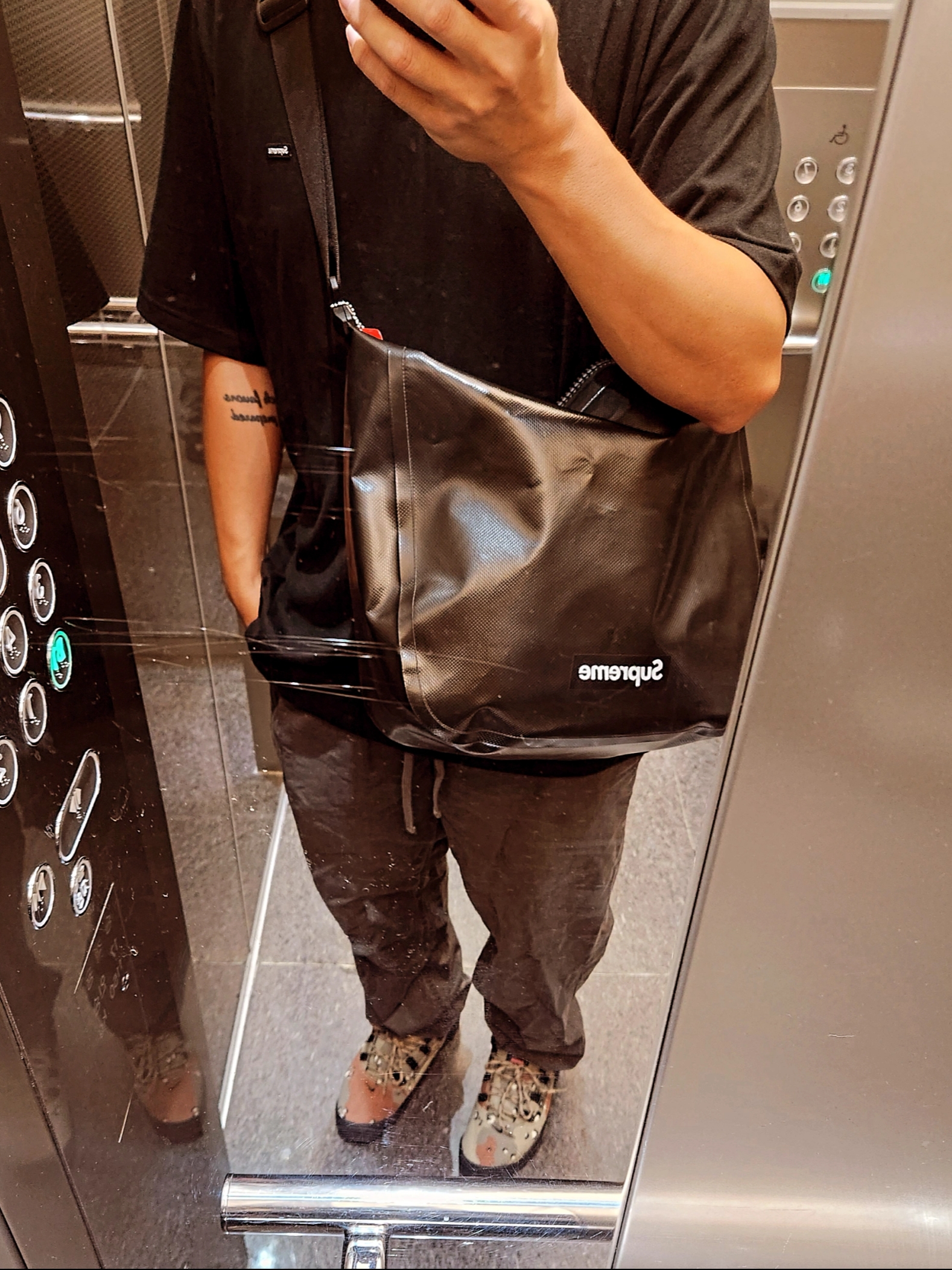 Nike x Supreme SB Darwin Low Desert Camo, Supreme x Ortlieb Small Messenger Bag Black - 24SS 착용 스타일