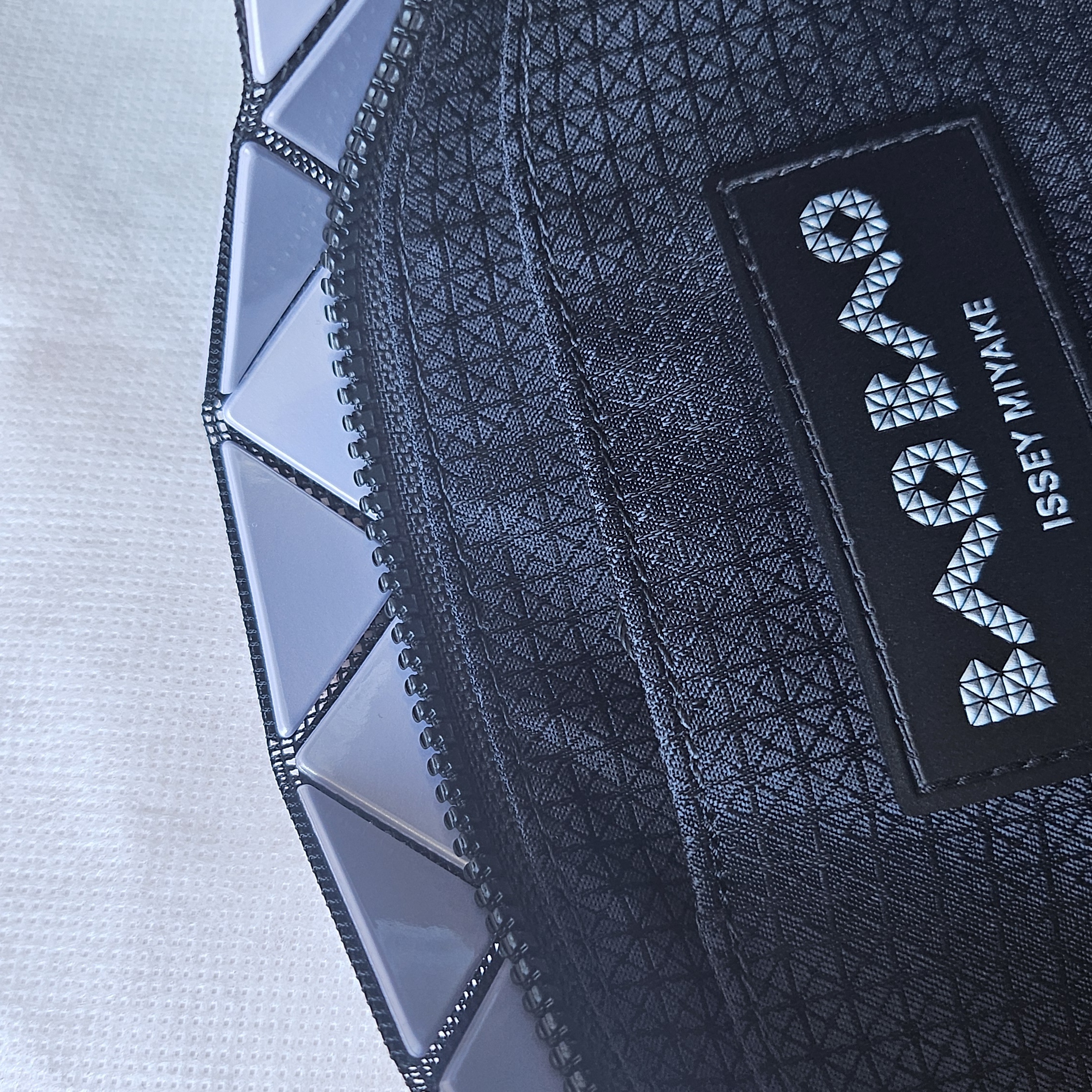 Bao Bao Issey Miyake Row Metallic Light Lavender 착용 스타일 - 2