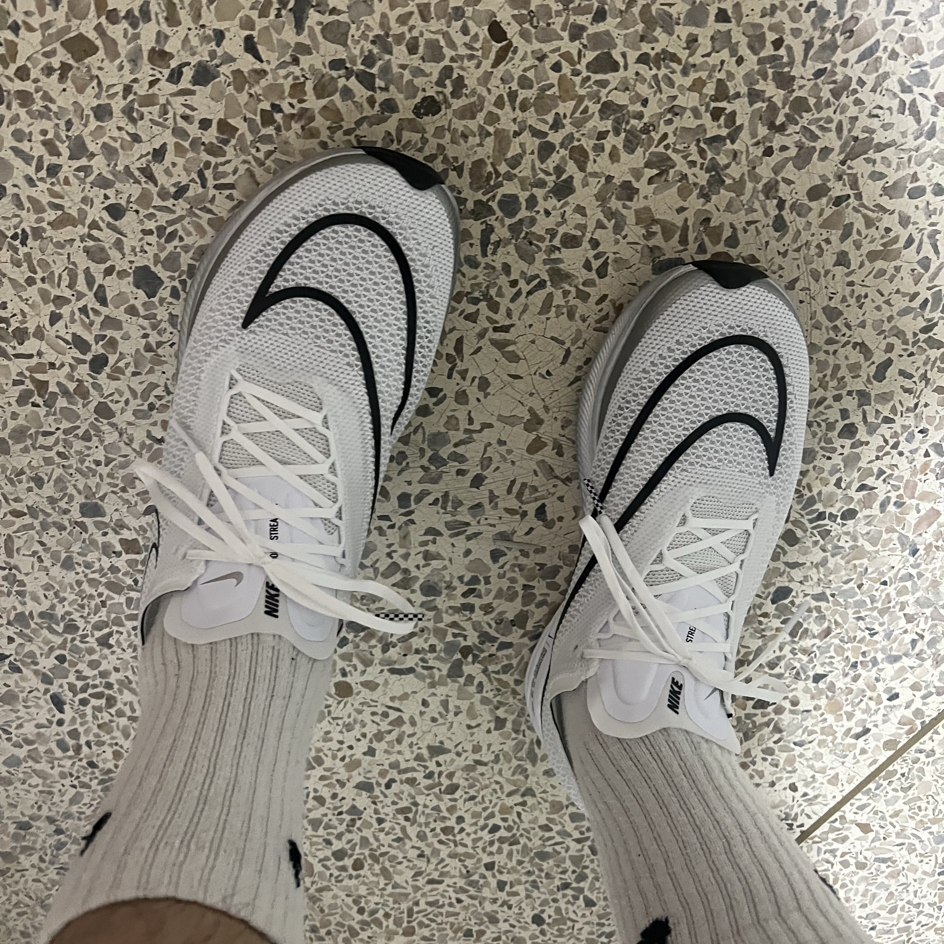 Nike ZoomX Streakfly White Metallic Silver 착용 스타일 - 1