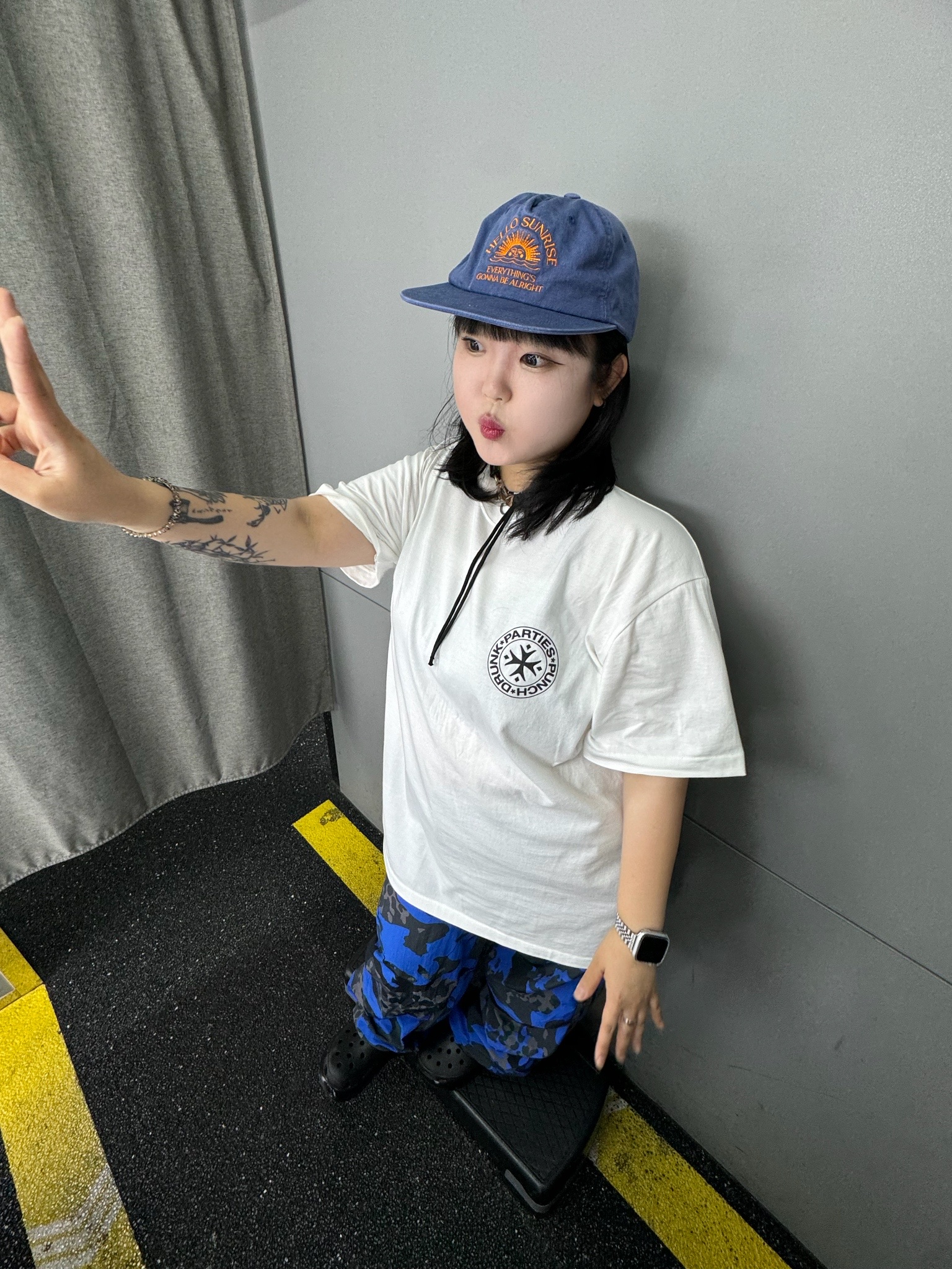 Crocs Classic Mega Crush Clog Black, Adidas Camo Parachute Pants Black Trace Grey - KR Sizing 착용 스타일 - 4
