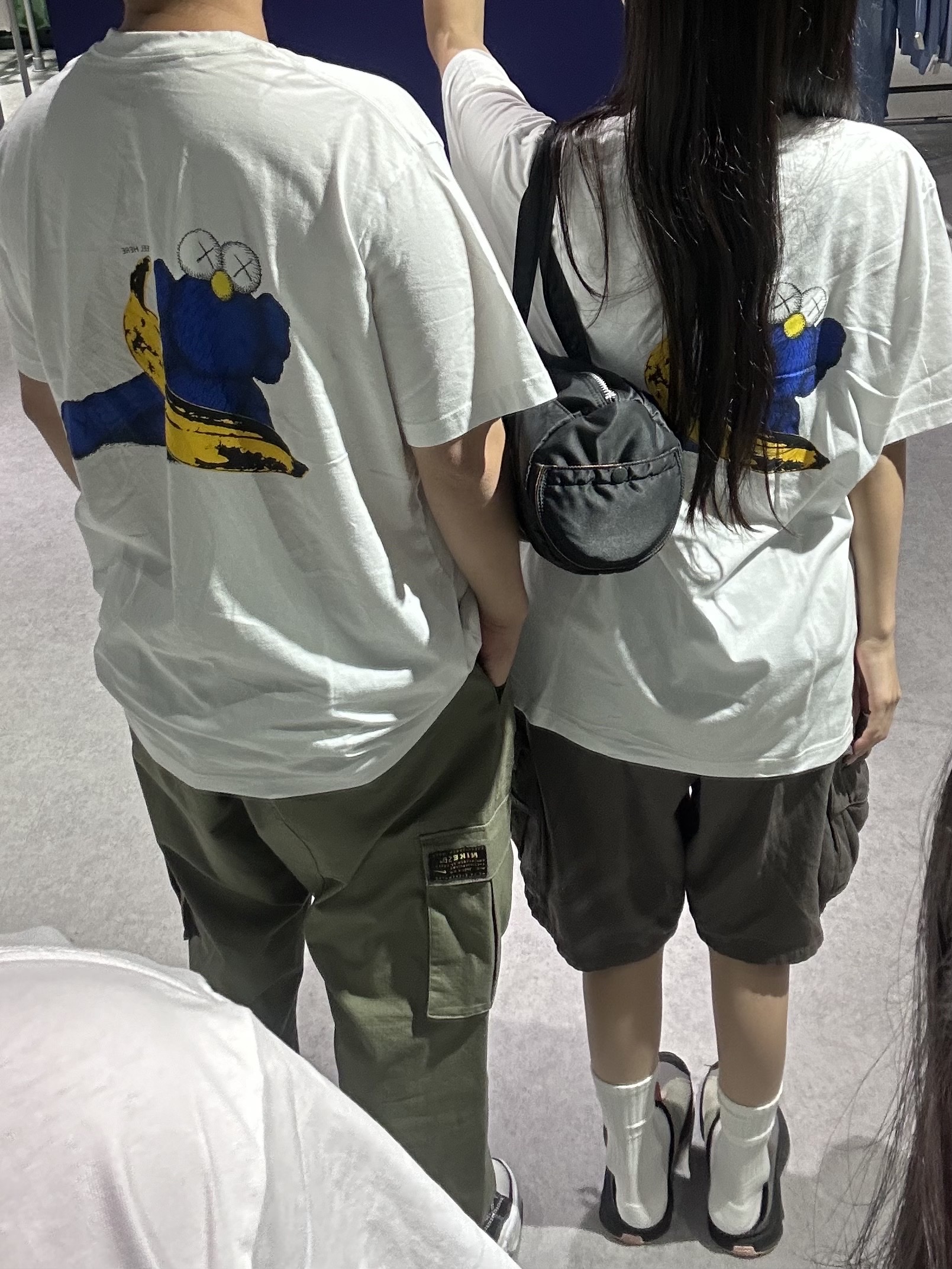 Uniqlo UT x Kaws x Warhol S/S Graphic T-Shirt A White, Porter Tanker Duffle Bag L Black 착용 스타일 - 1