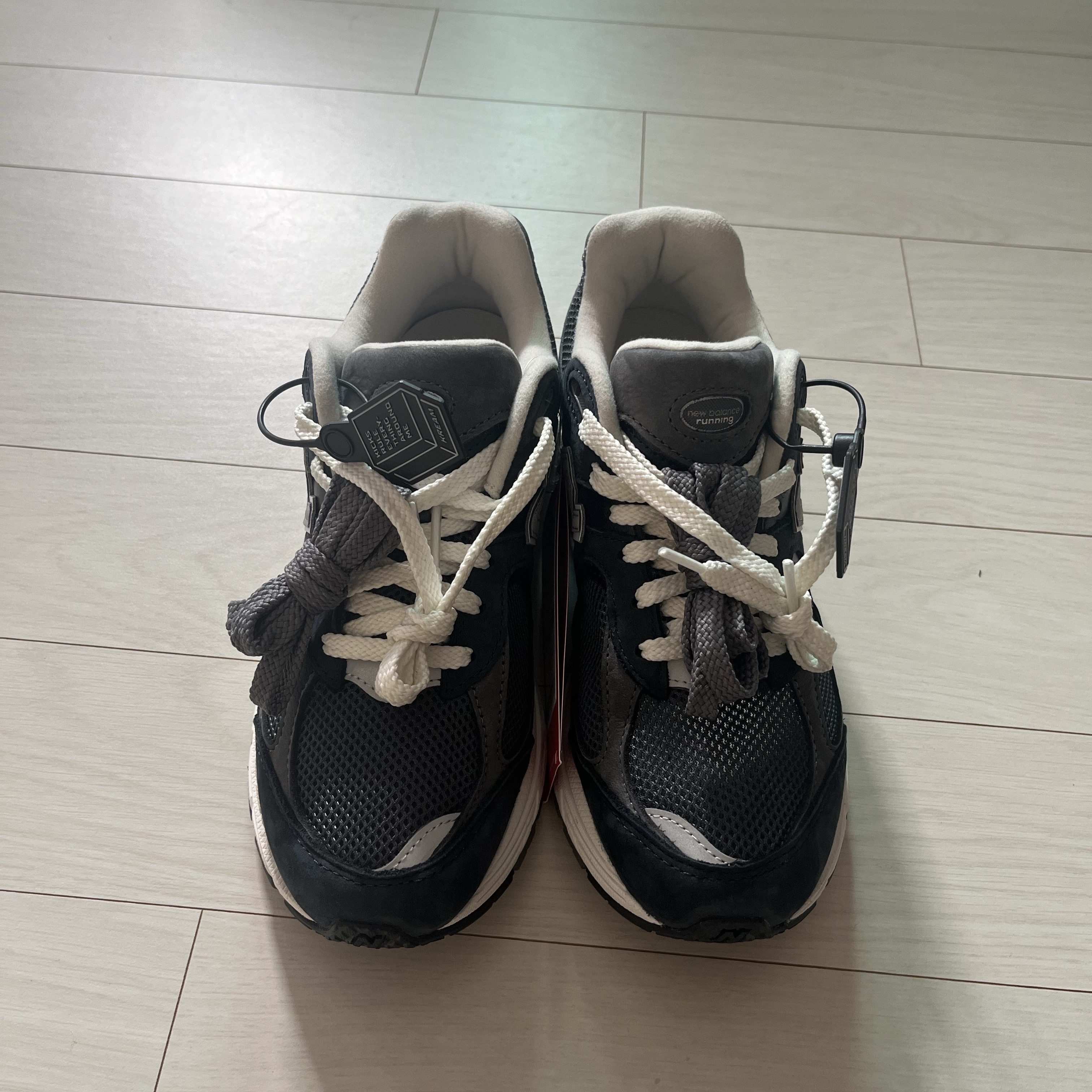 New Balance 2002R Premium Vintage Navy Grey 착용 스타일 - 2