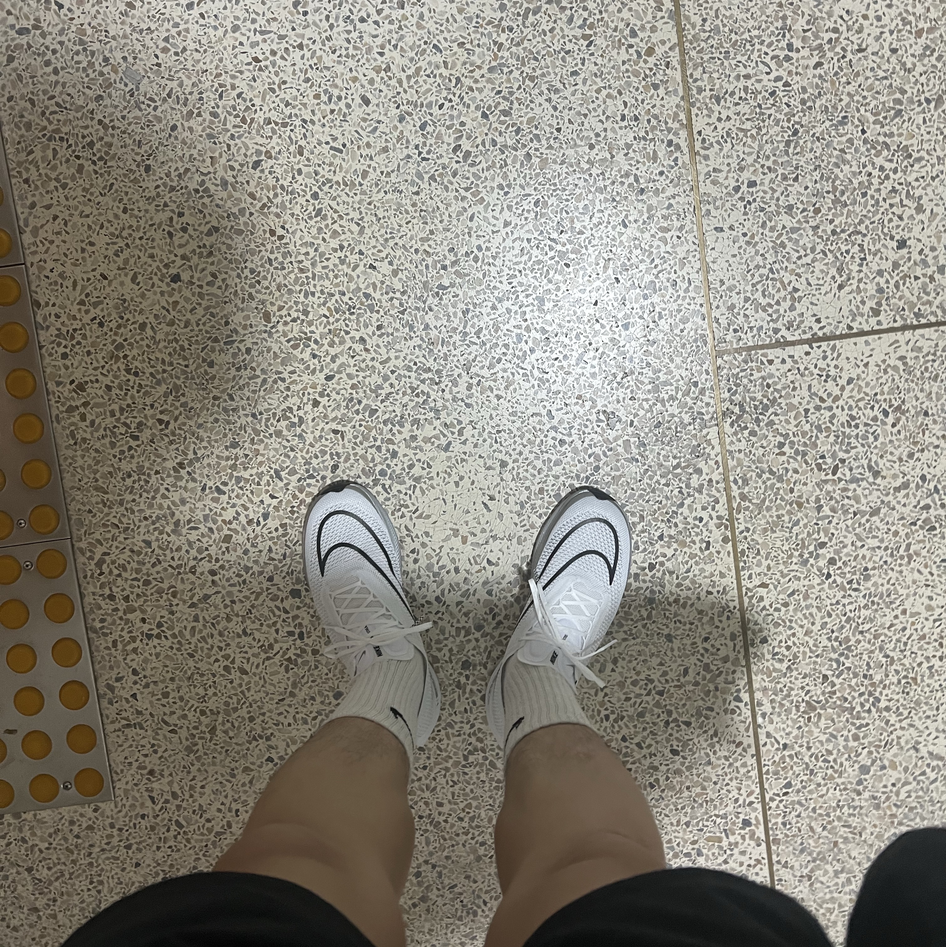 Nike ZoomX Streakfly White Metallic Silver 착용 스타일 - 3
