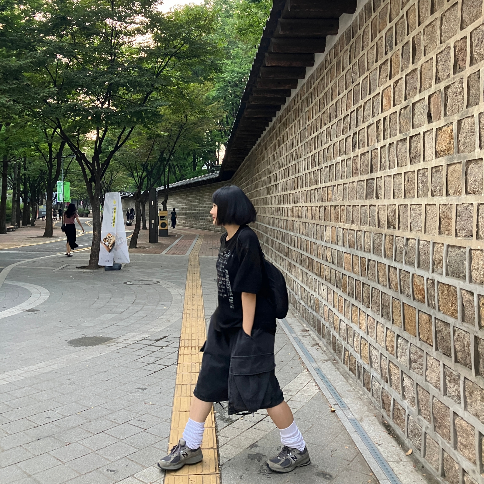 Mischief 2Way Mesh Sling Bag Black, New Balance 2002R Dark Grey 착용 스타일 - 1