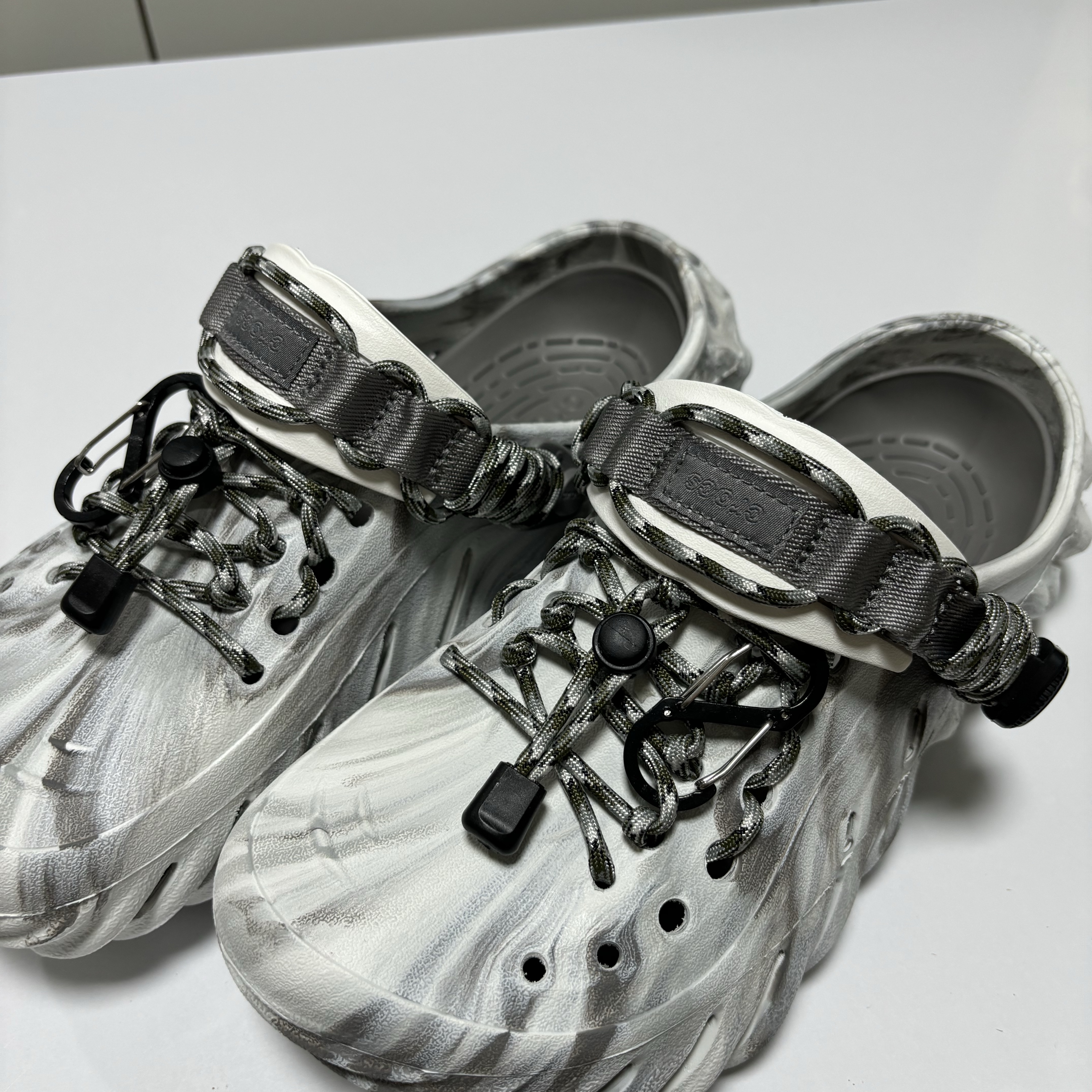 Crocs Echo Marbled Clog Moonlight Multi 착용 스타일