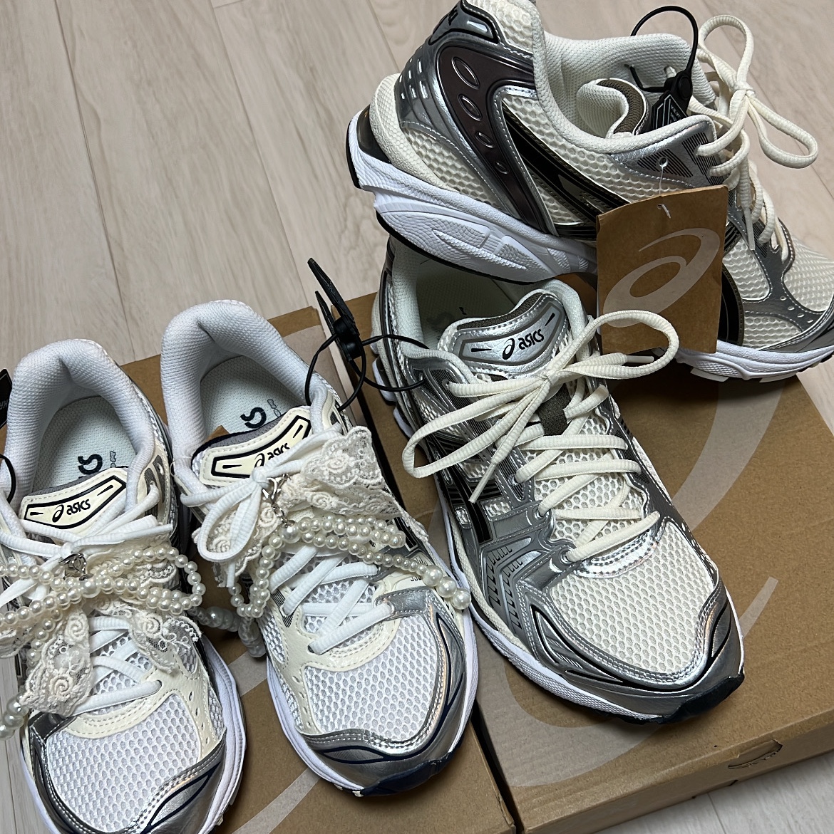 (W) Asics Gel-Kayano 14 White Midnight, Asics Gel-Kayano 14 Cream Black 착용 스타일 - 2