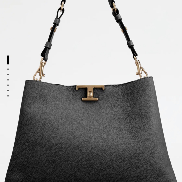 Tod's T Timeless Shoulder Bag Medium Black 착용 스타일 - 2