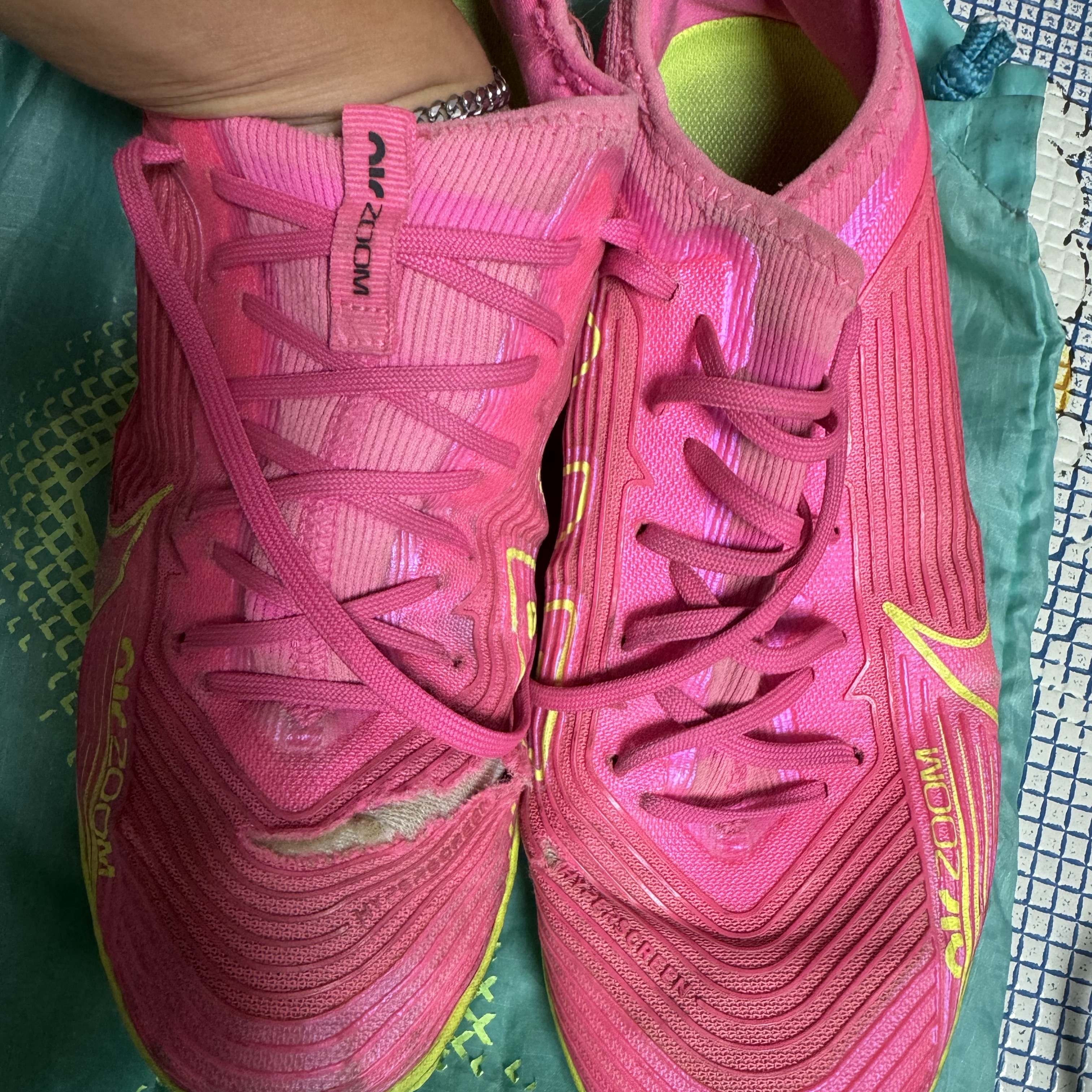Nike Zoom Mercurial Vapor 15 Pro TF Pink Blast Volt 착용 스타일 - 2