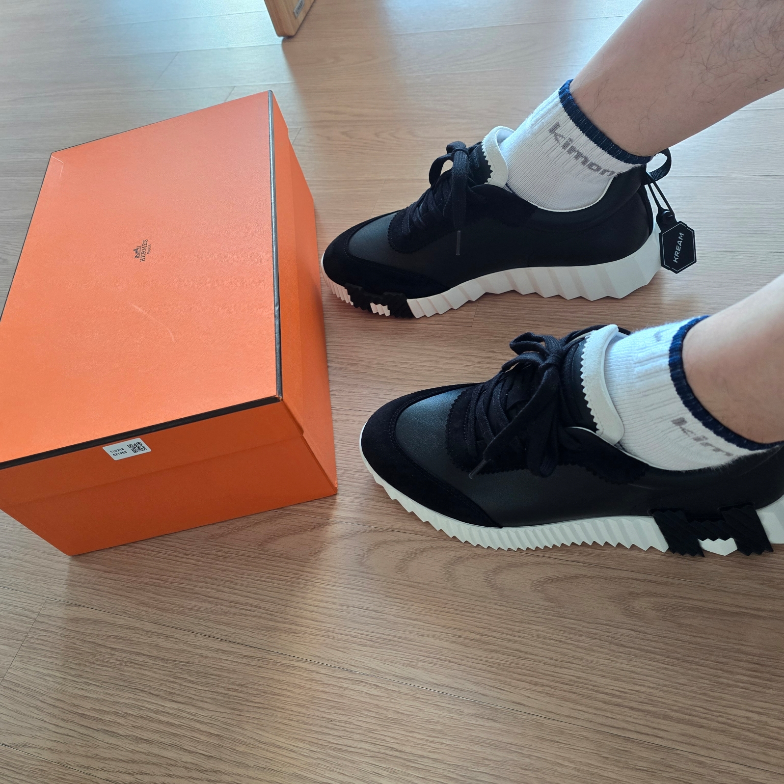 Hermes Bouncing Sneakers Calfskin Suede Goatskin & Noir 착용 스타일 - 1