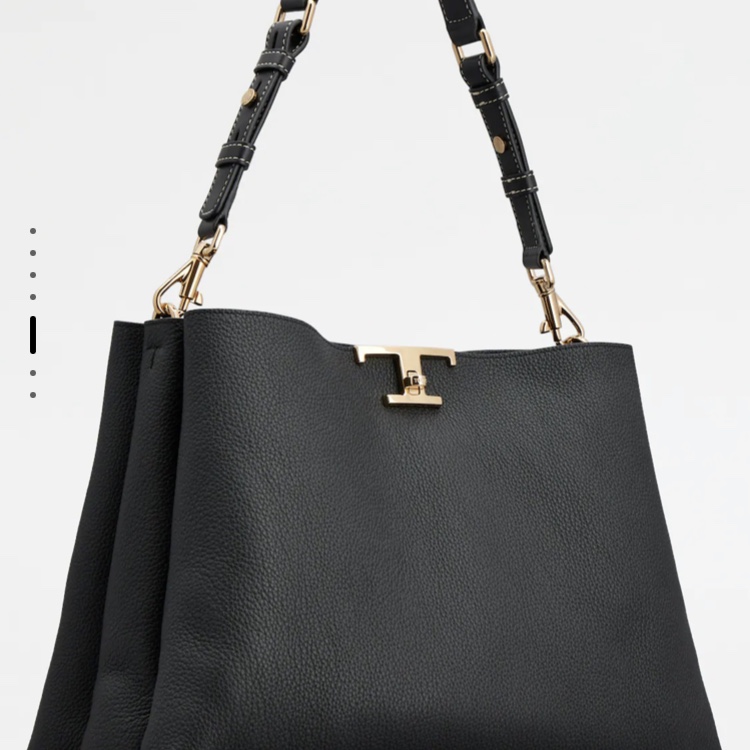 Tod's T Timeless Shoulder Bag Medium Black 착용 스타일 - 3