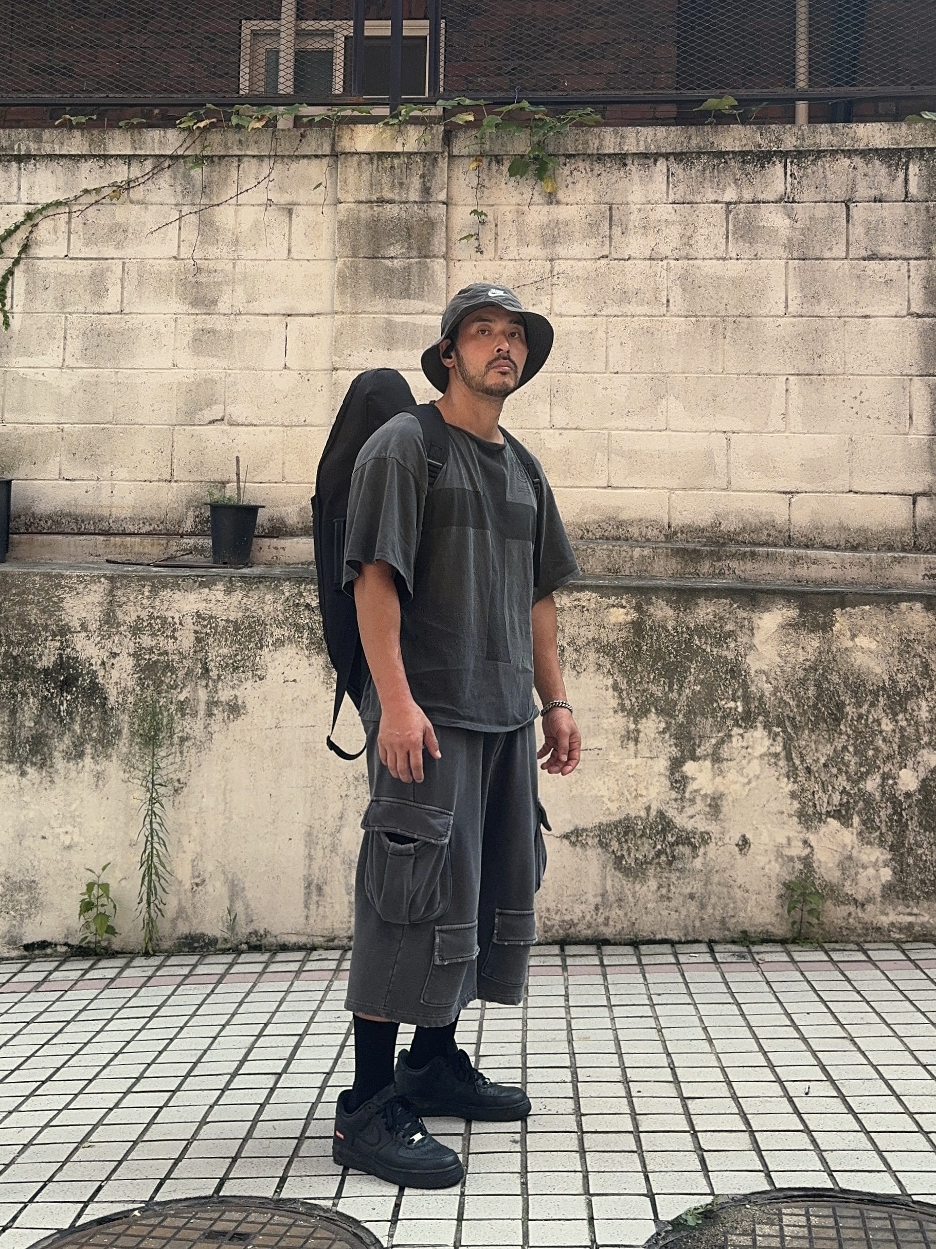 ¥$ Vultures Merch T-Shirt 1 Black - Korea Exclusive, Nike x Supreme Air Force 1 Low Black 착용 스타일 - 2