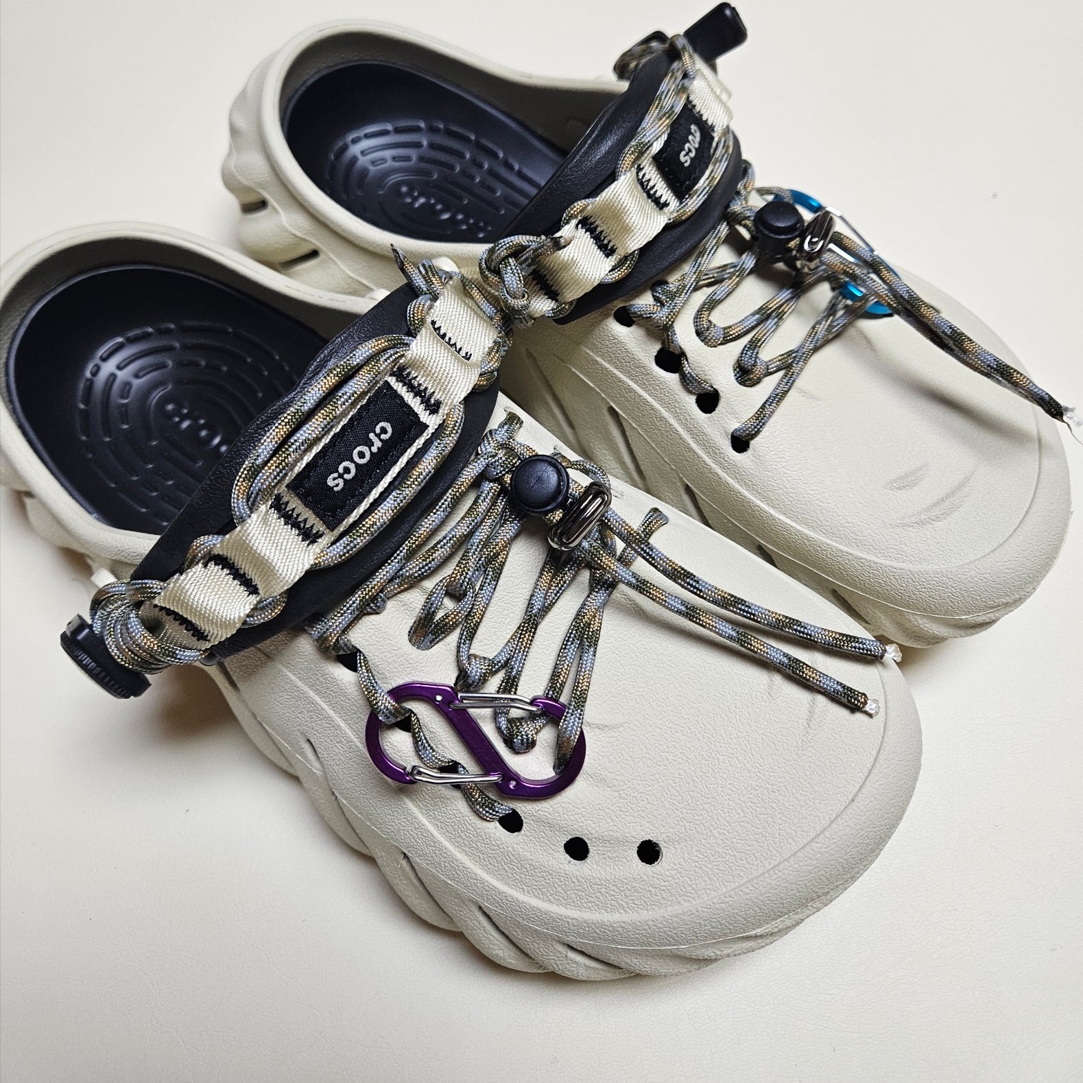 Crocs Echo Clog Bone Black 착용 스타일