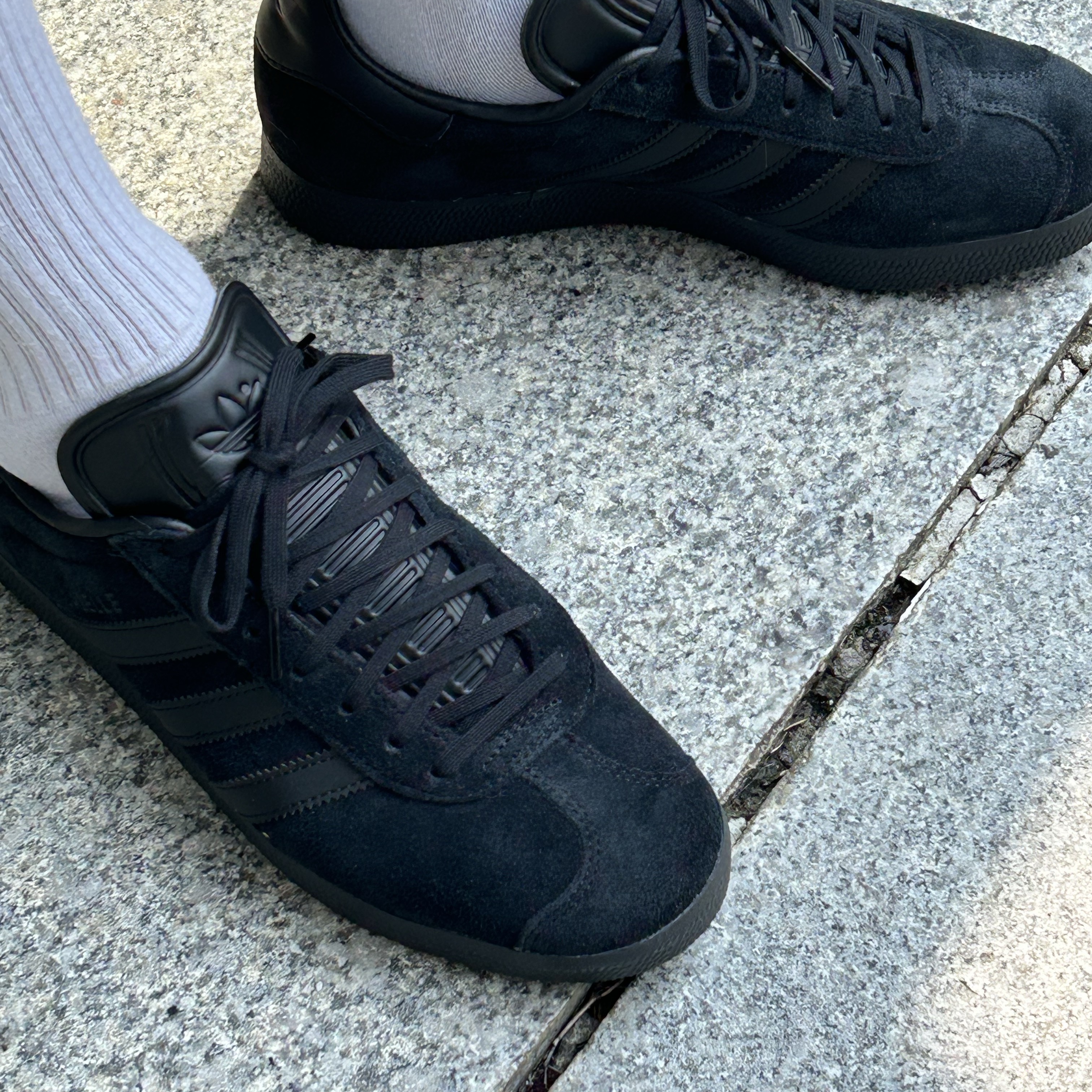 Adidas Gazelle Triple Black 착용 스타일