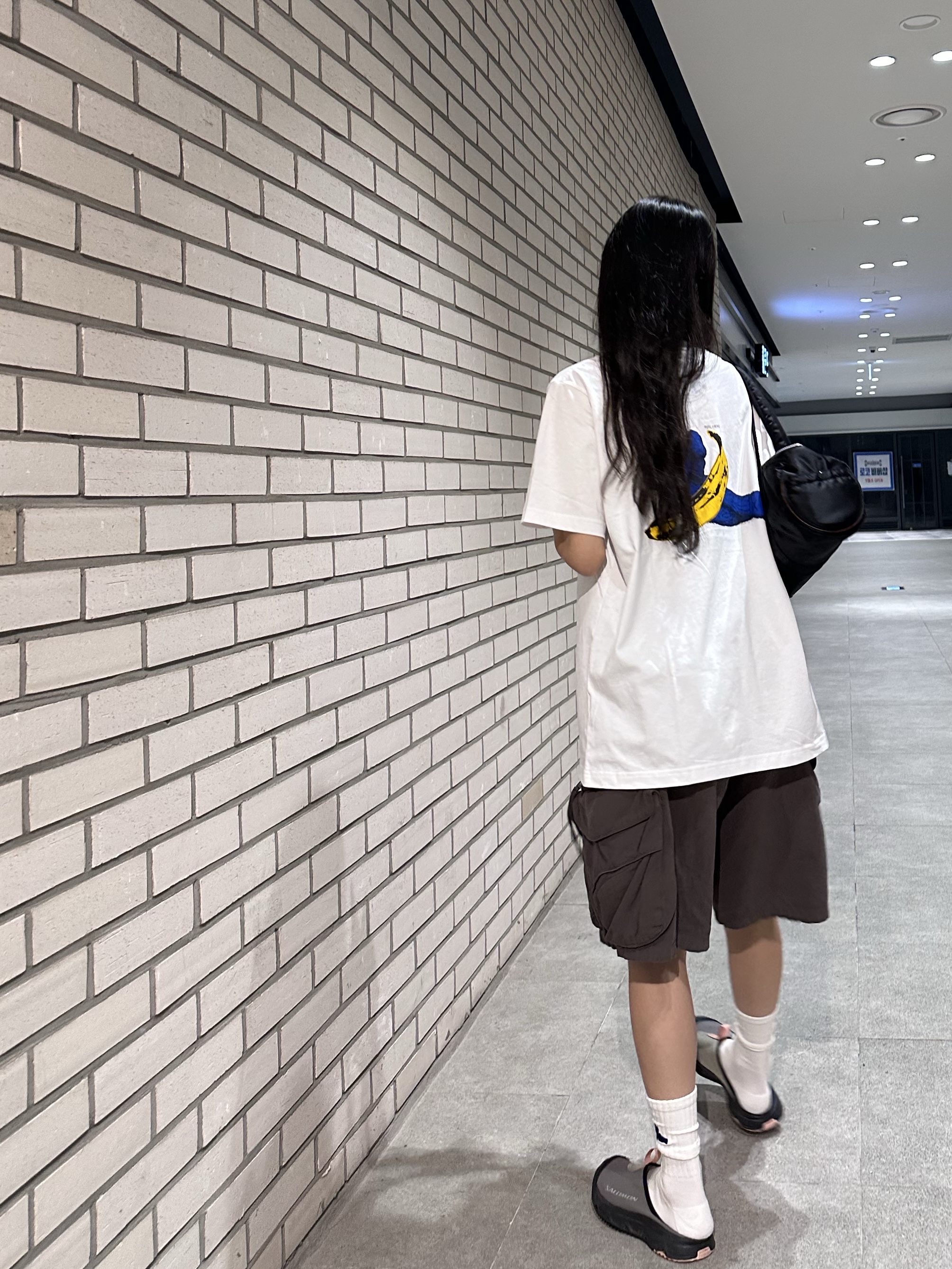 Uniqlo UT x Kaws x Warhol S/S Graphic T-Shirt A White, Porter Tanker Duffle Bag L Black 착용 스타일 - 2